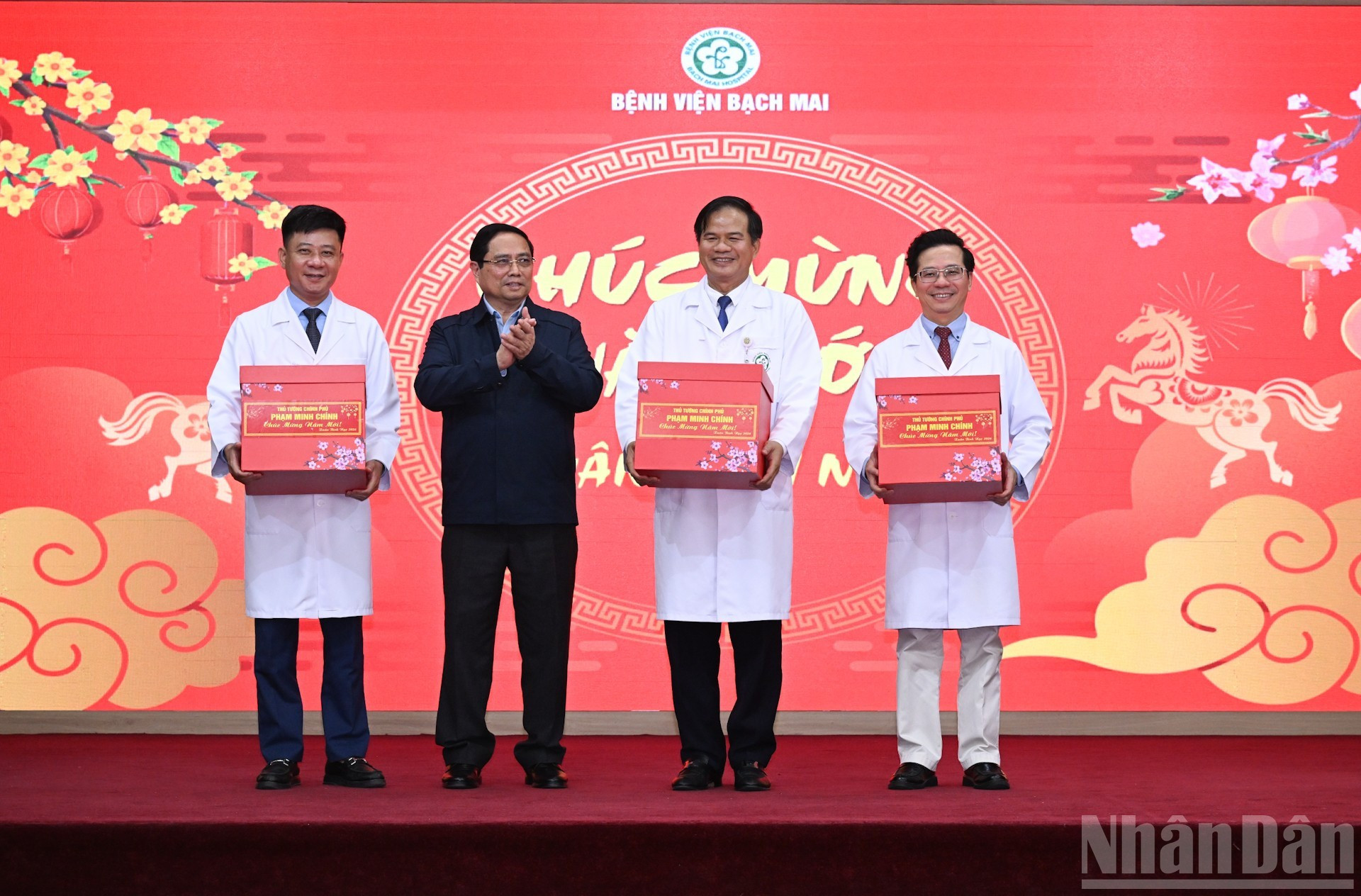 Премьер-министр Фам Минь Тьинь вручает подарки представителям врачей и медицинского персонала больницы Батьмай.