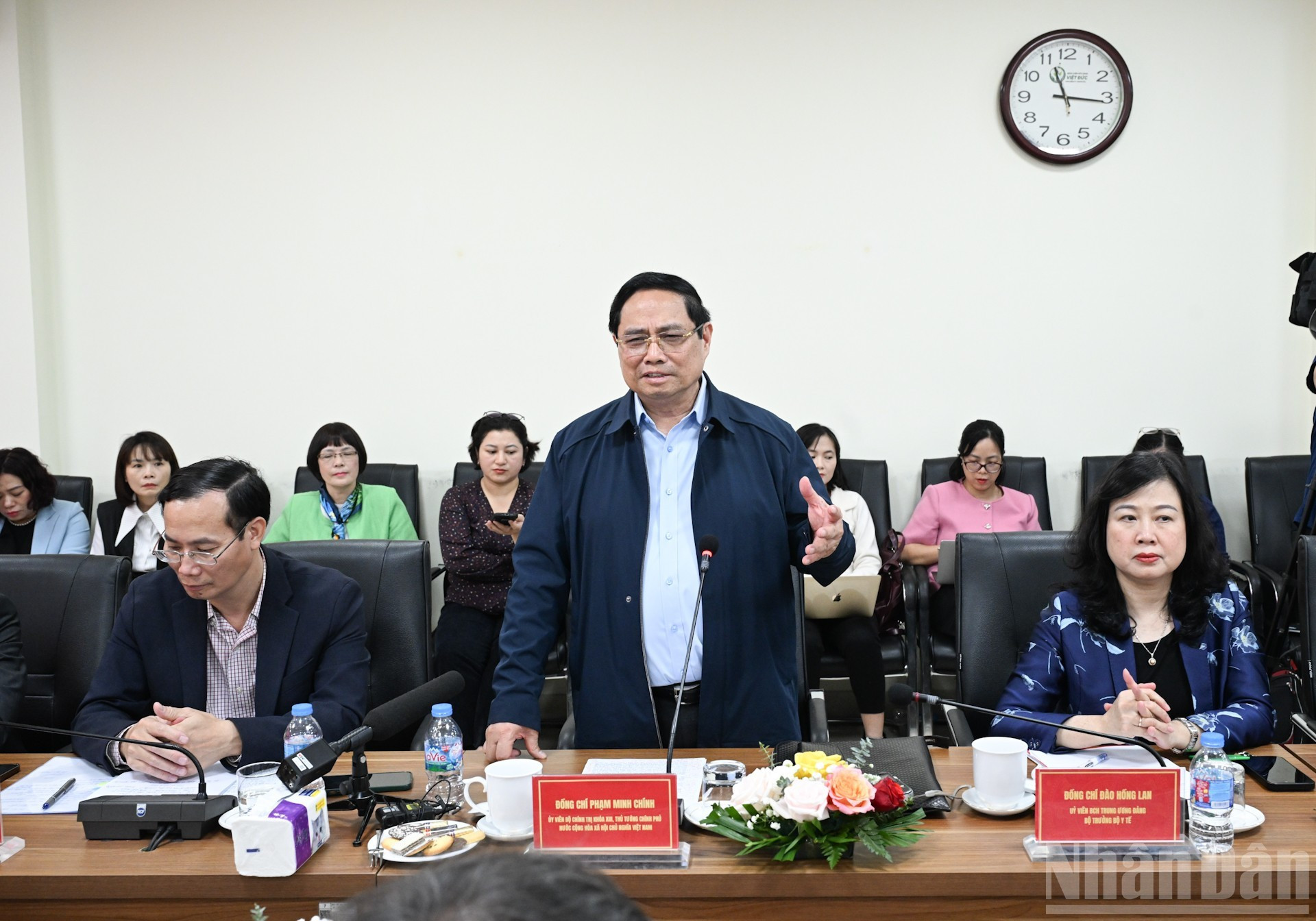 Премьер-министр Фам Минь Тьинь поздравляет с Тэтом врачей и медицинский персонал больницы Вьетнамско-немецкой дружбы Вьетдык.