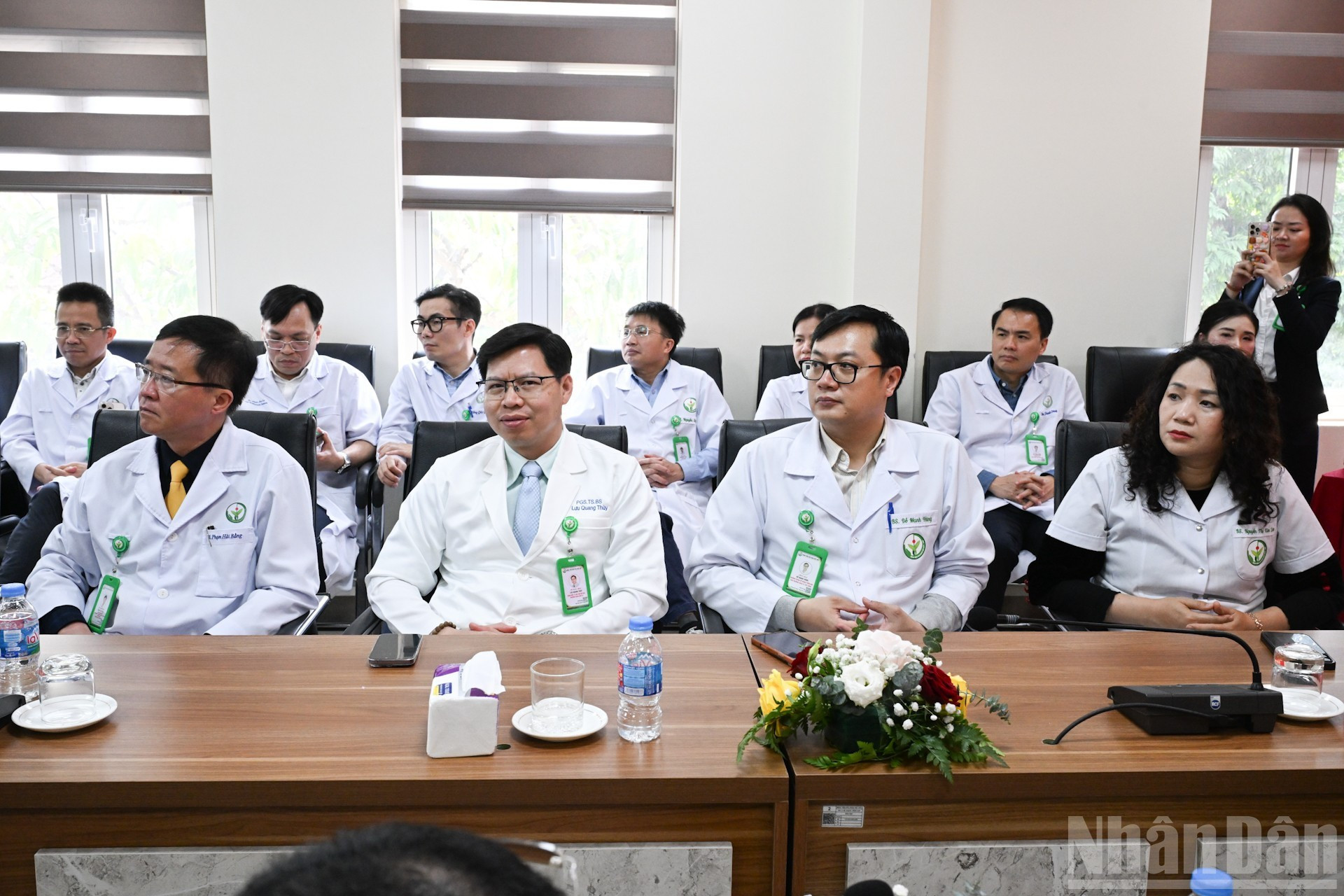 Врачи и медицинский персонал больницы Вьетнамско-немецкой дружбы Вьетдык на встрече.