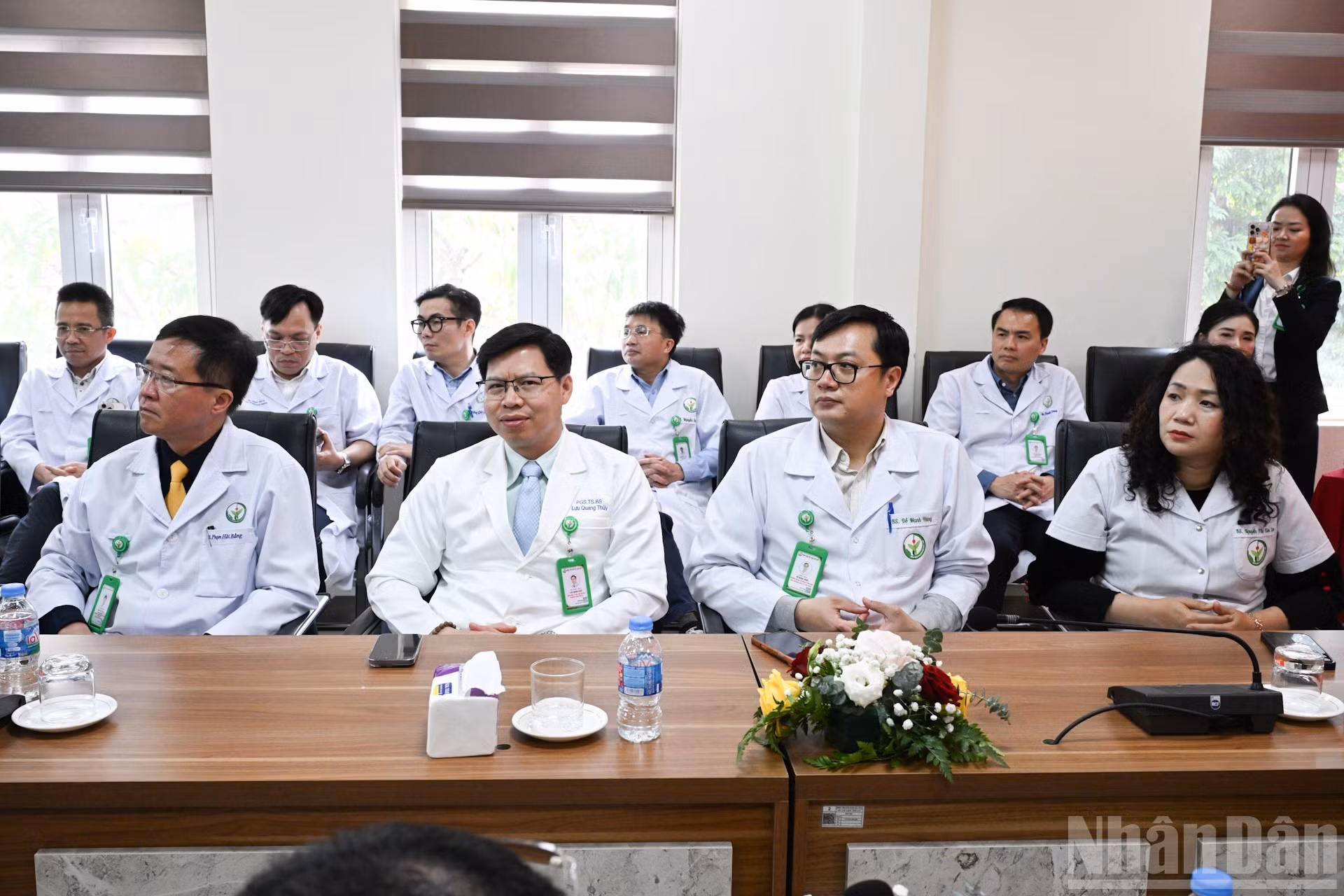 Врачи и медицинский персонал больницы Вьетнамско-немецкой дружбы Вьетдык на встрече.