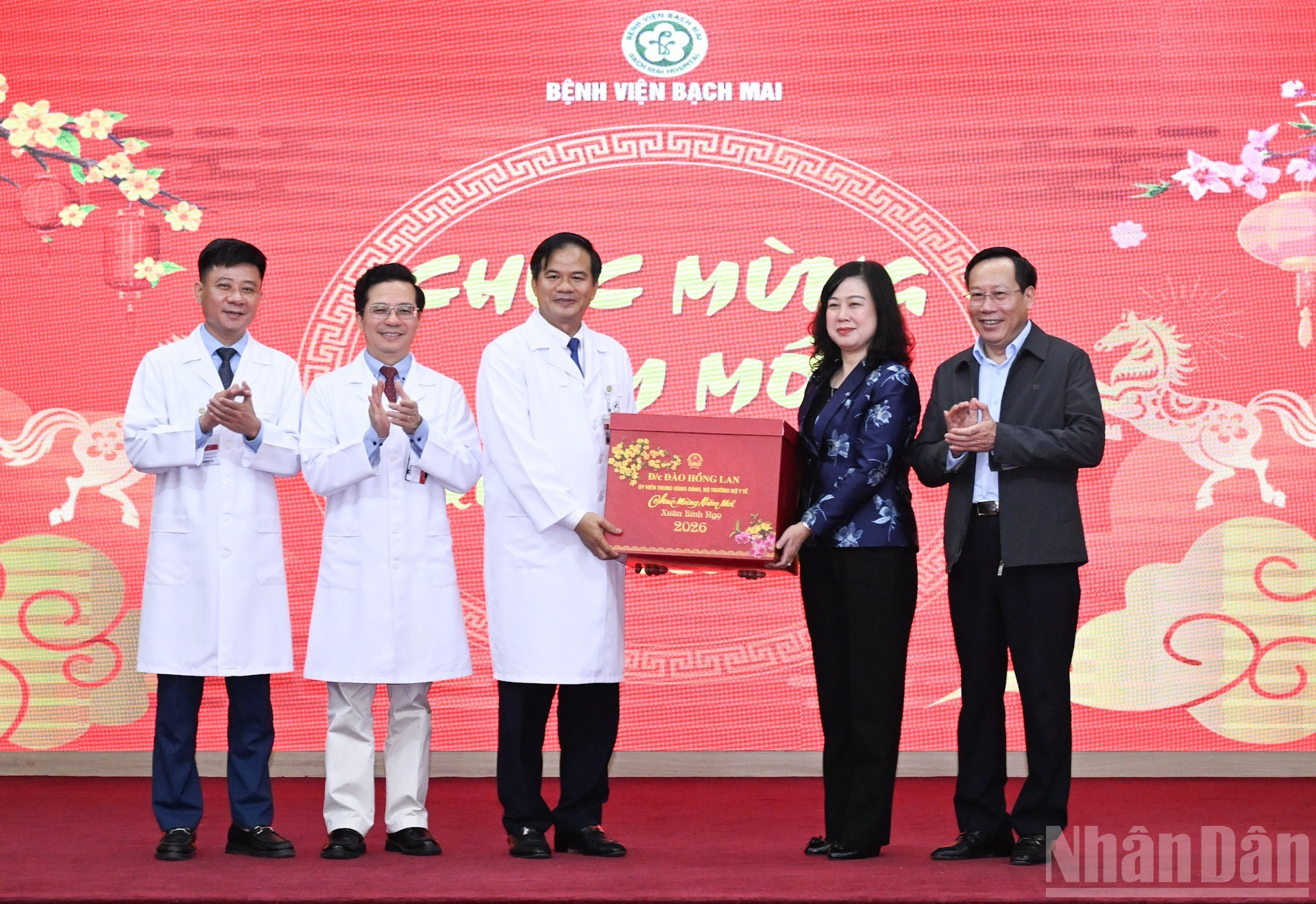 Министр здравоохранения Дао Хонг Лан вручает подарки представителям врачей и медицинского персонала больницы Батьмай.