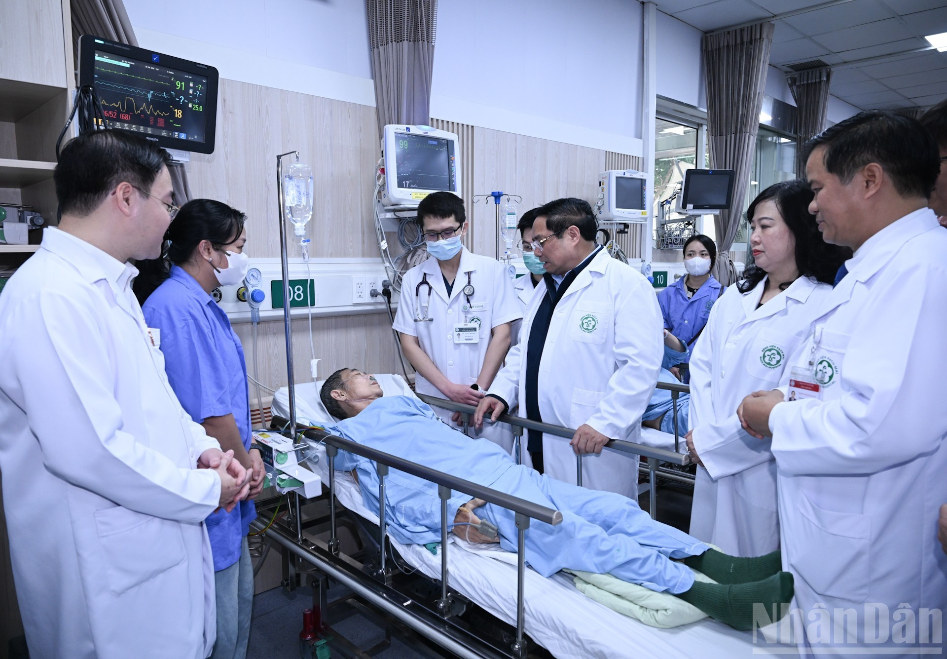 Премьер-министр Фам Минь Тьинь поздравляет с Тэтом пациентов, проходящих лечение в больнице Батьмай.