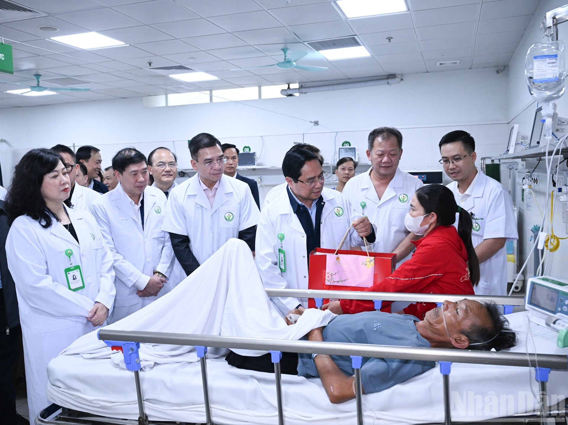 Премьер-министр Фам Минь Тьинь поздравляет с Тэтом пациентов, проходящих лечение в больнице Вьетнамско-немецкой дружбы Вьетдык.