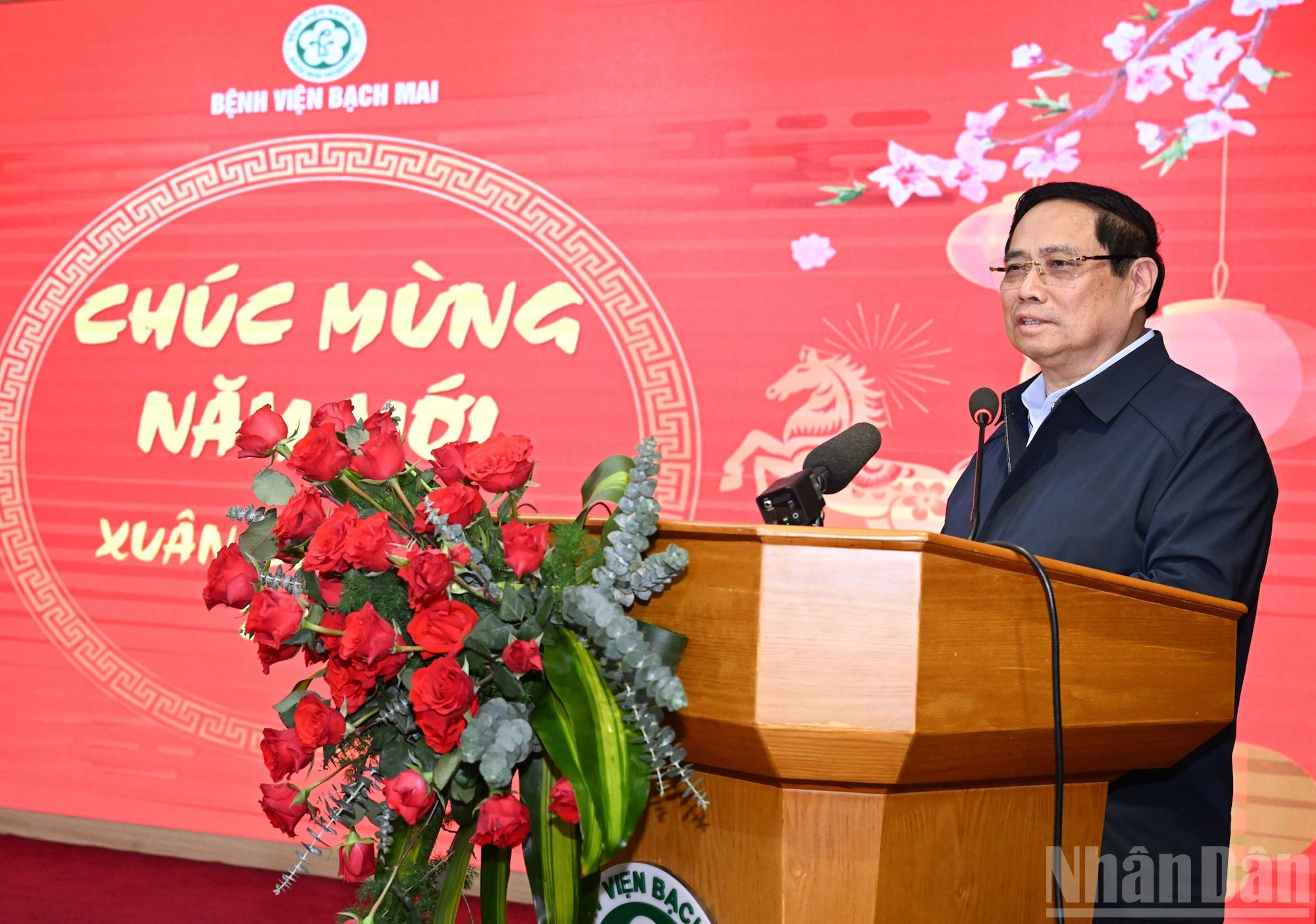 Премьер-министр Фам Минь Тьинь поздравляет с Тэтом врачей и медицинский персонал больницы Батьмай.