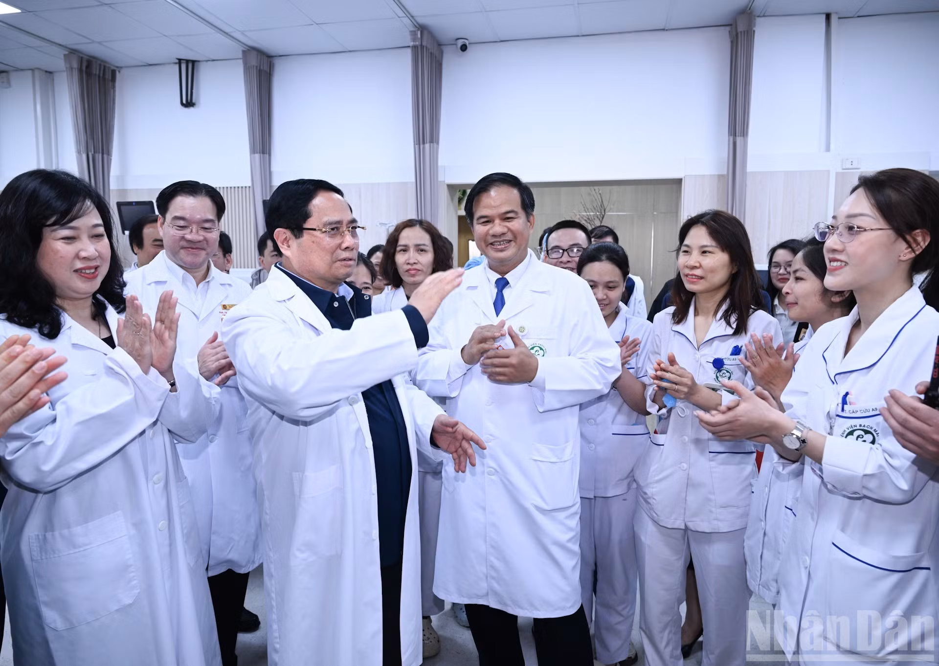 Премьер-министр Фам Минь Тьинь поздравляет с Тэтом руководящие кадры, врачей и медицинский персонал больницы Батьмай.