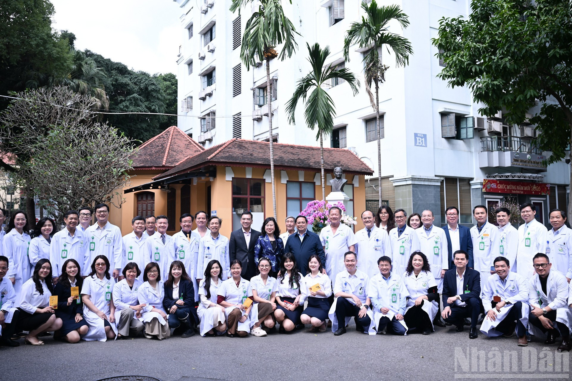 Премьер-министр Фам Минь Тьинь с врачами и медицинским персоналом больницы Вьетнамско-немецкой дружбы Вьетдык.
