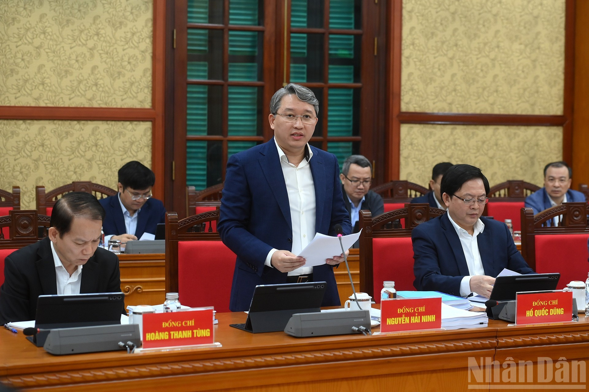 Министр юстиции Нгуен Хай Нинь представляет доклад на заседании.