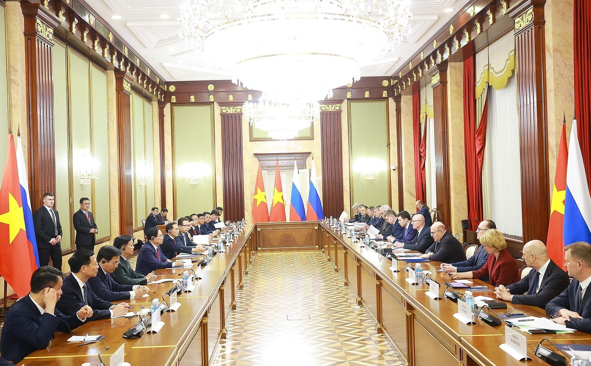 Премьер-министр Фам Минь Тьинь проводит переговоры с Председателем Правительства России Михаилом Мишустиным. (Фото: ВИА)