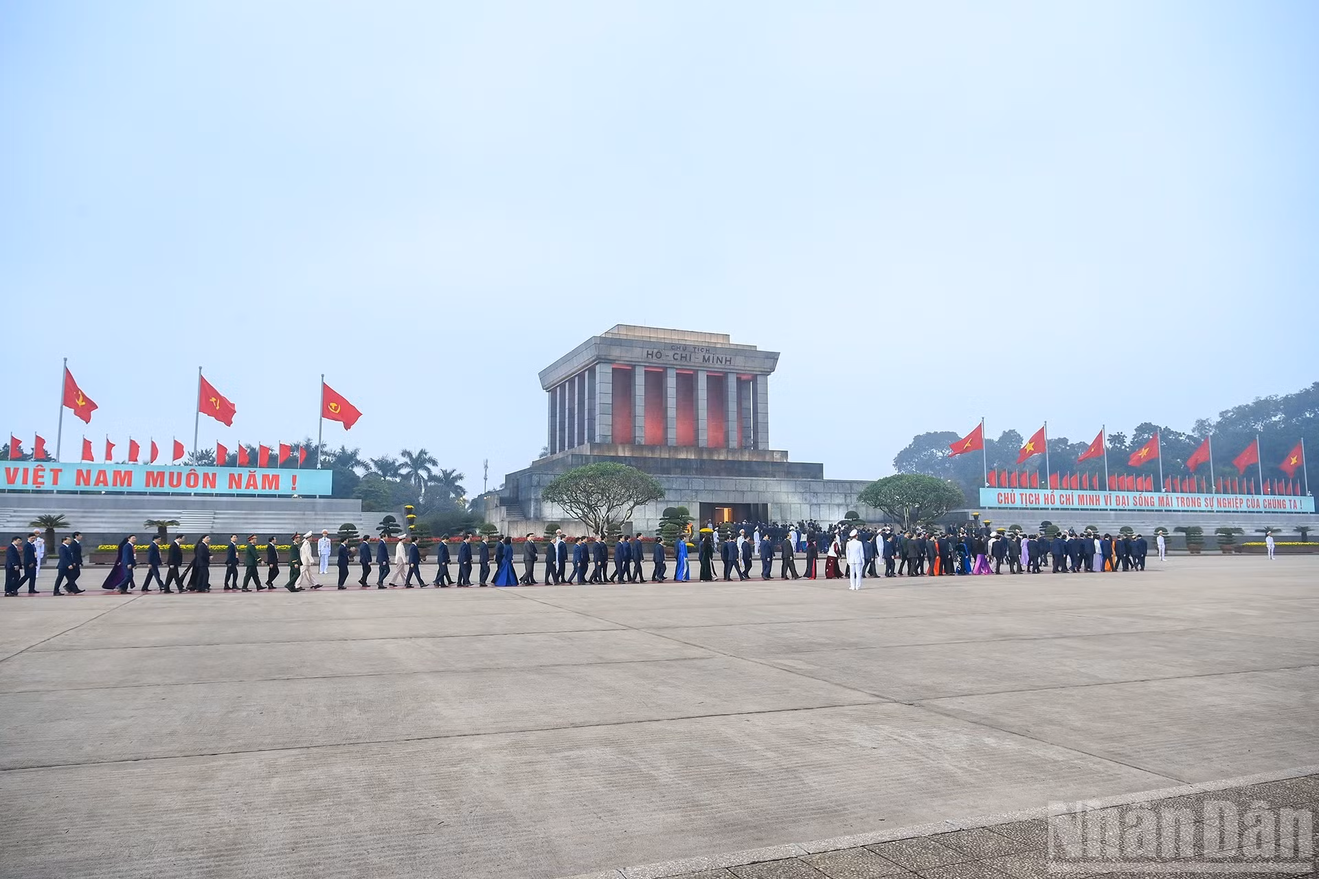 Делегаты посещают Мавзолей Президента Хо Ши Мина.