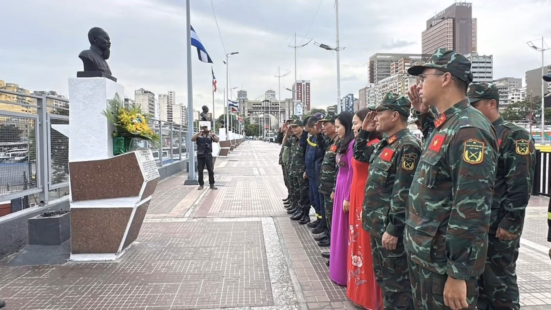Спасательная миссия Вьетнама и сотрудники Посольства Вьетнама в Венесуэле возлагают цветы в память о Президенте Хо Ши Мине у его памятника на проспекте Симона Боливара в Каракасе. (Фото: Посольство Вьетнама в Венесуэле)