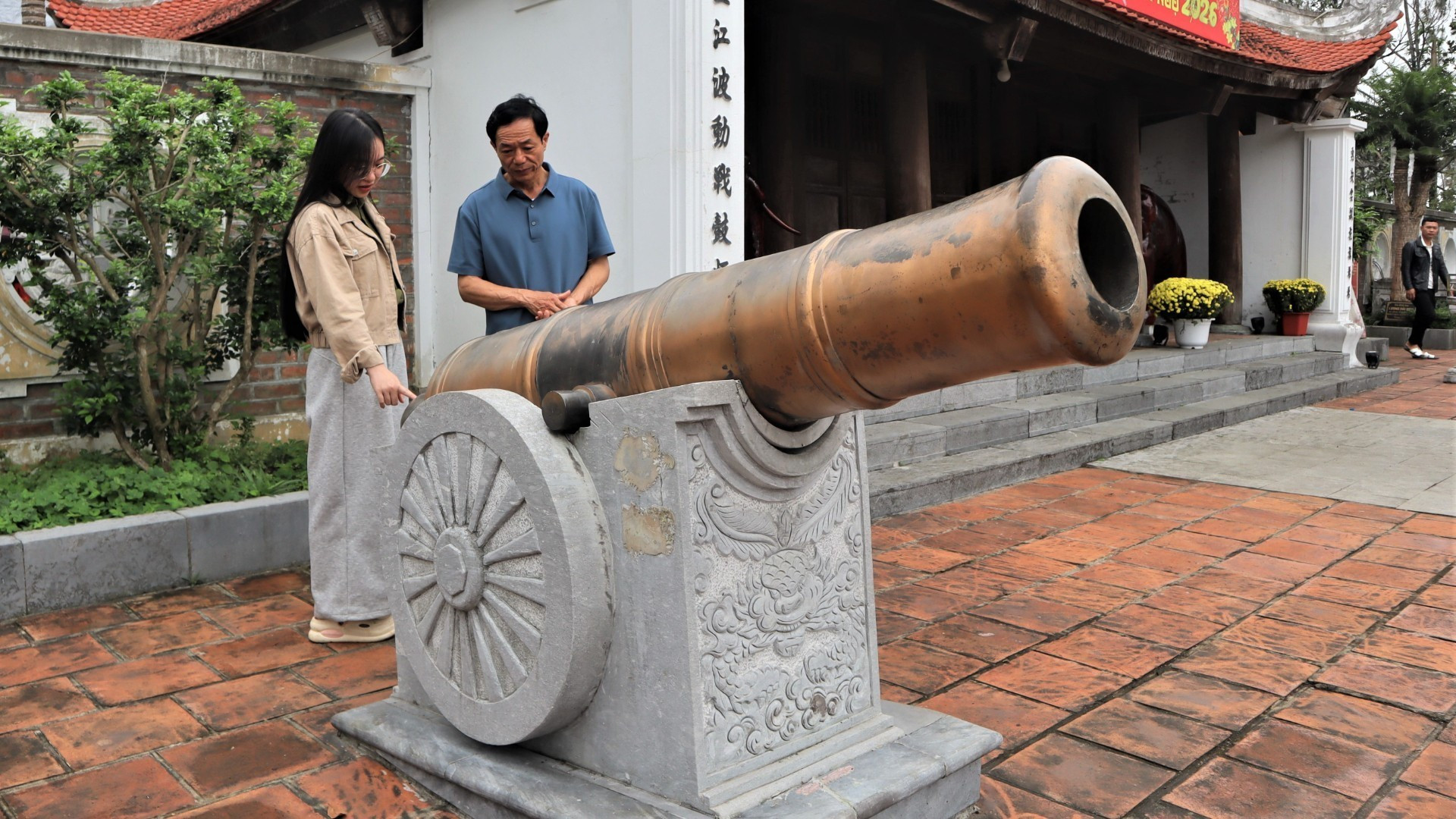 Две бронзовые пушки установлены перед ритуальными воротами.