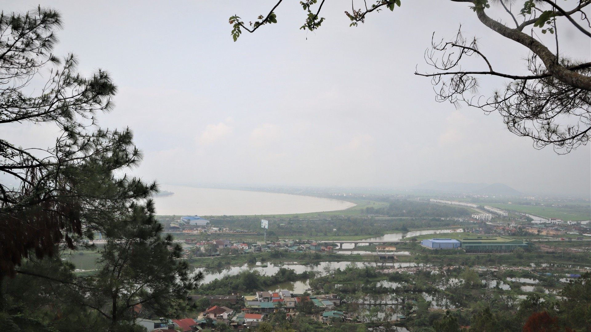 С территории храма посетители могут окинуть взглядом панораму города Винь, горы Хонг и живописной реки Лам.