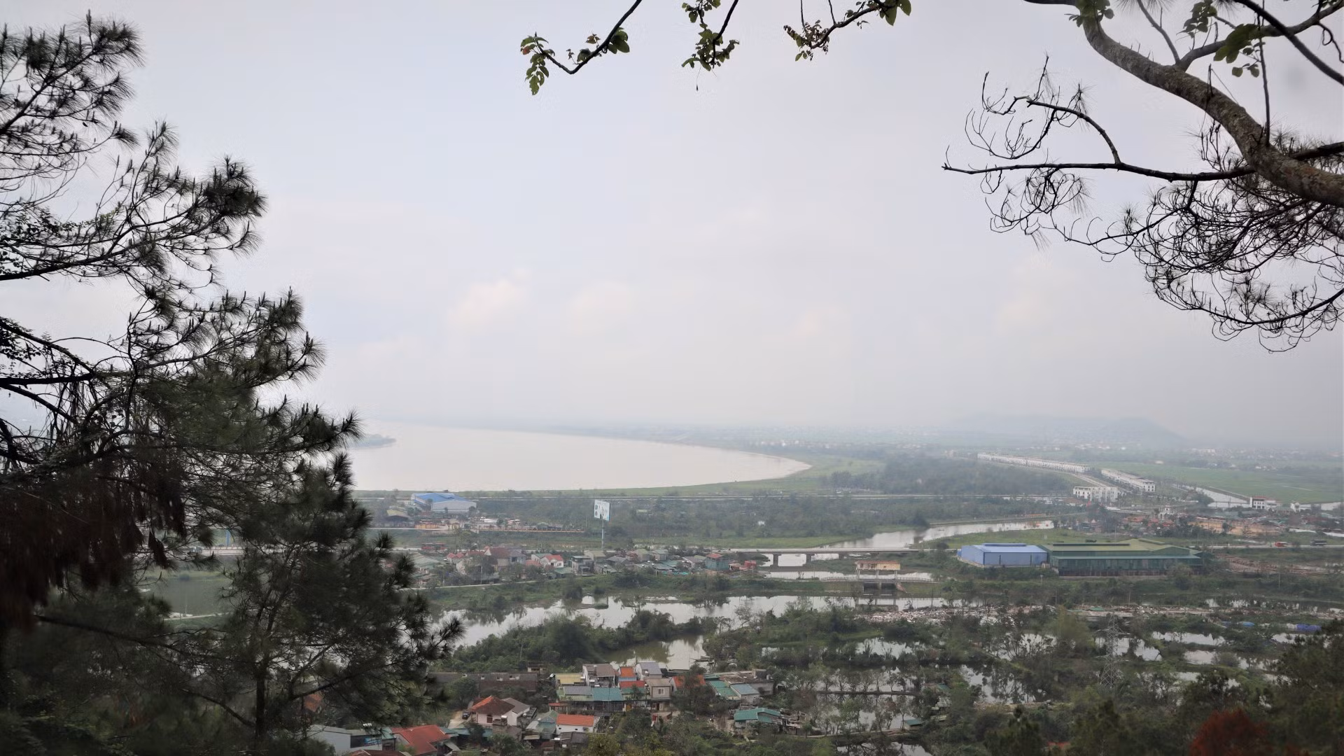 С территории храма посетители могут окинуть взглядом панораму города Винь, горы Хонг и живописной реки Лам.