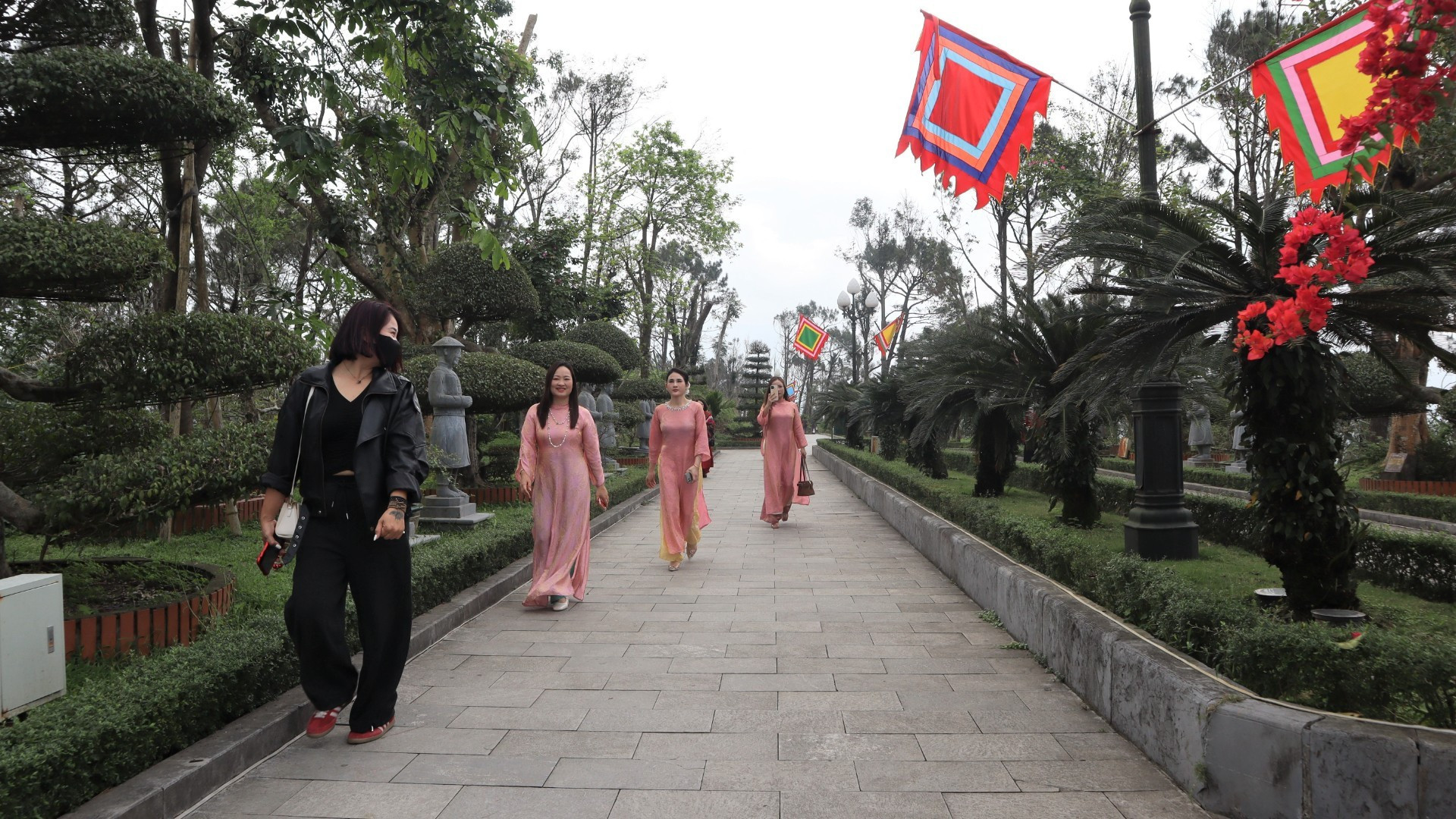 Храм является привычным местом посещения для жителей и туристов из провинций Нгеан и Хатинь.