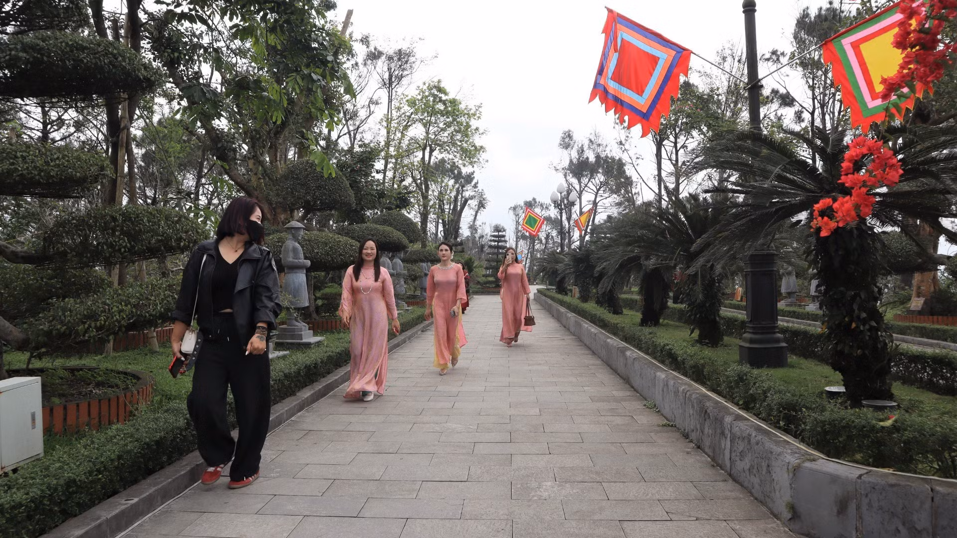 Храм является привычным местом посещения для жителей и туристов из провинций Нгеан и Хатинь.