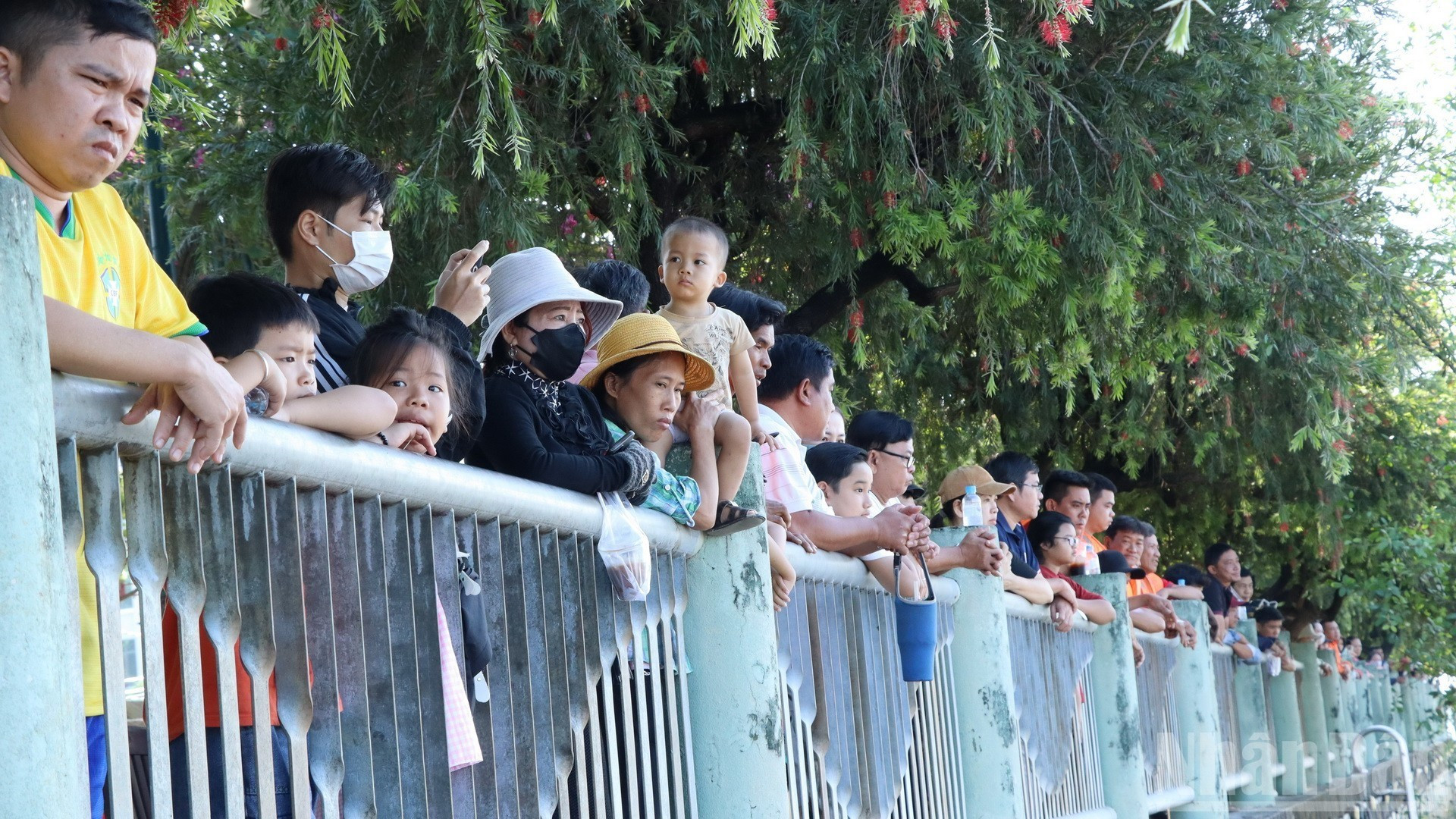 Множество зрителей собралось вдоль берегов реки Донгнай, наблюдая за гонками и активно поддерживая участников.