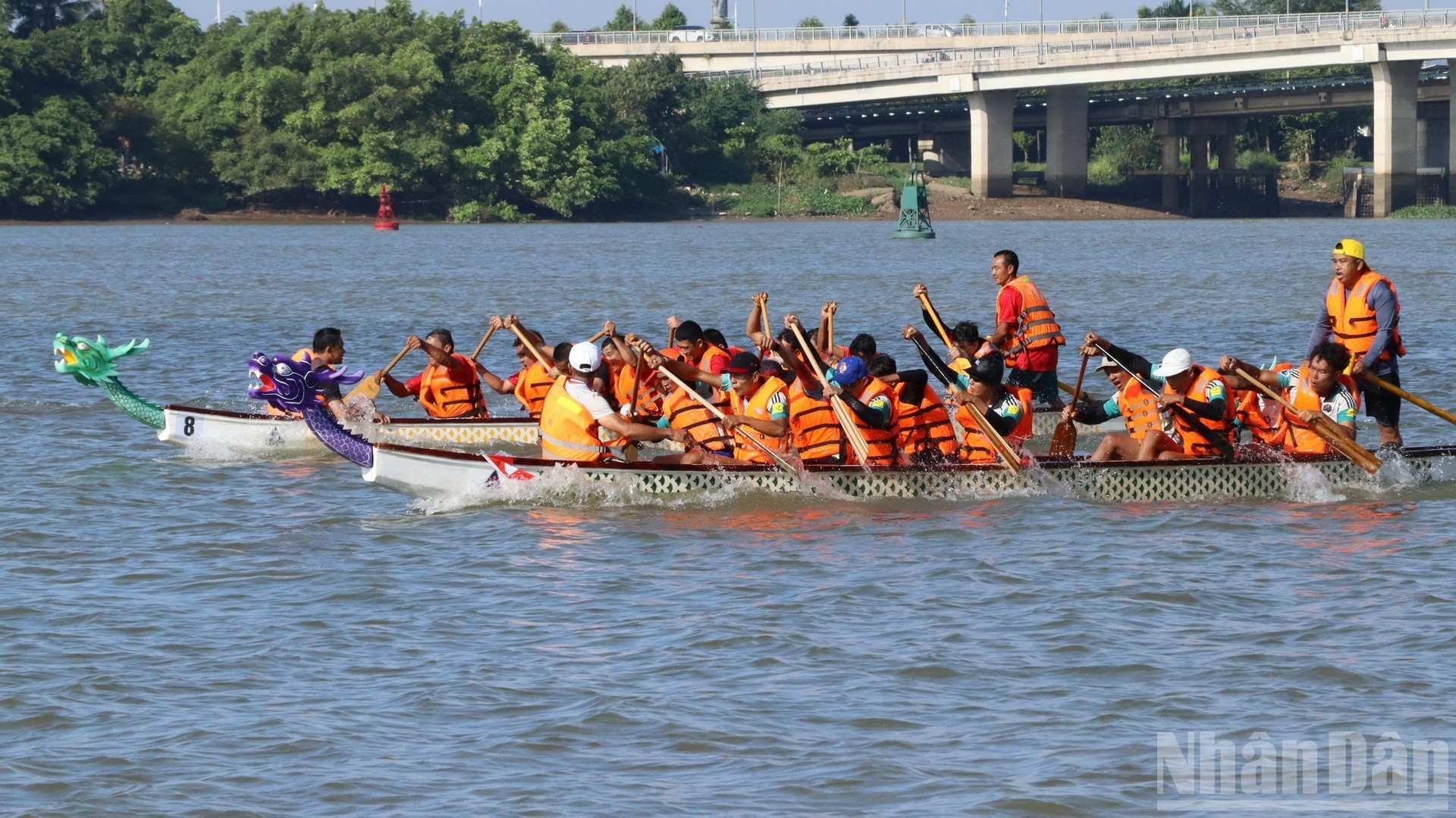 Состязания по гребле на реке Донгнай проводятся ежегодно.