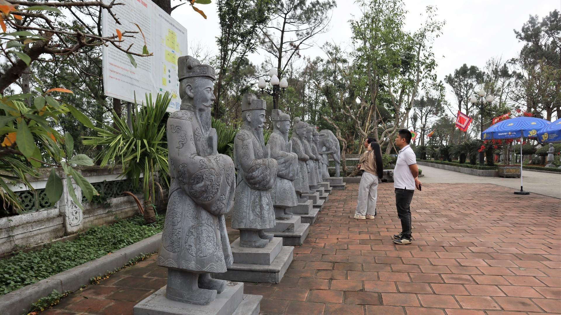 Примерно в десяти метрах от главных ворот, по обеим сторонам входной зоны, власти отливают десятки статуй божеств-хранителей, символически охраняющих храм.