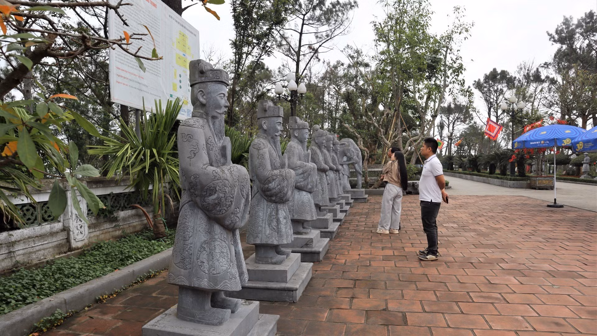 Примерно в десяти метрах от главных ворот, по обеим сторонам входной зоны, власти отливают десятки статуй божеств-хранителей, символически охраняющих храм.