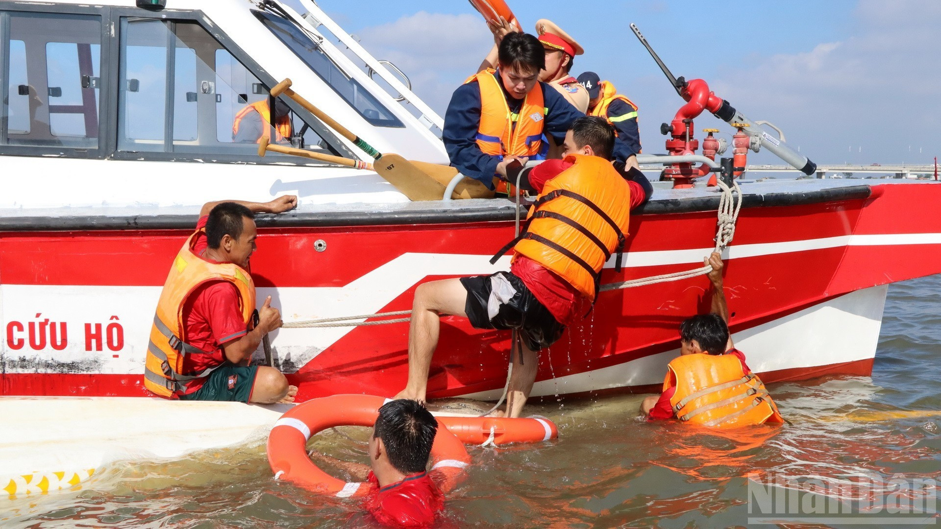 Спасательные подразделения сил общественной безопасности провинции Донгнай оказывают помощь спортсменам после опрокидывания лодки.
