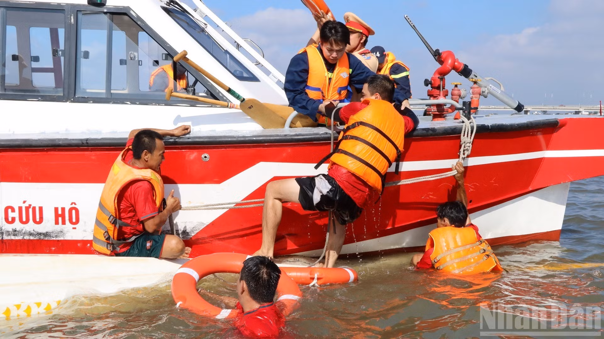 Спасательные подразделения сил общественной безопасности провинции Донгнай оказывают помощь спортсменам после опрокидывания лодки.