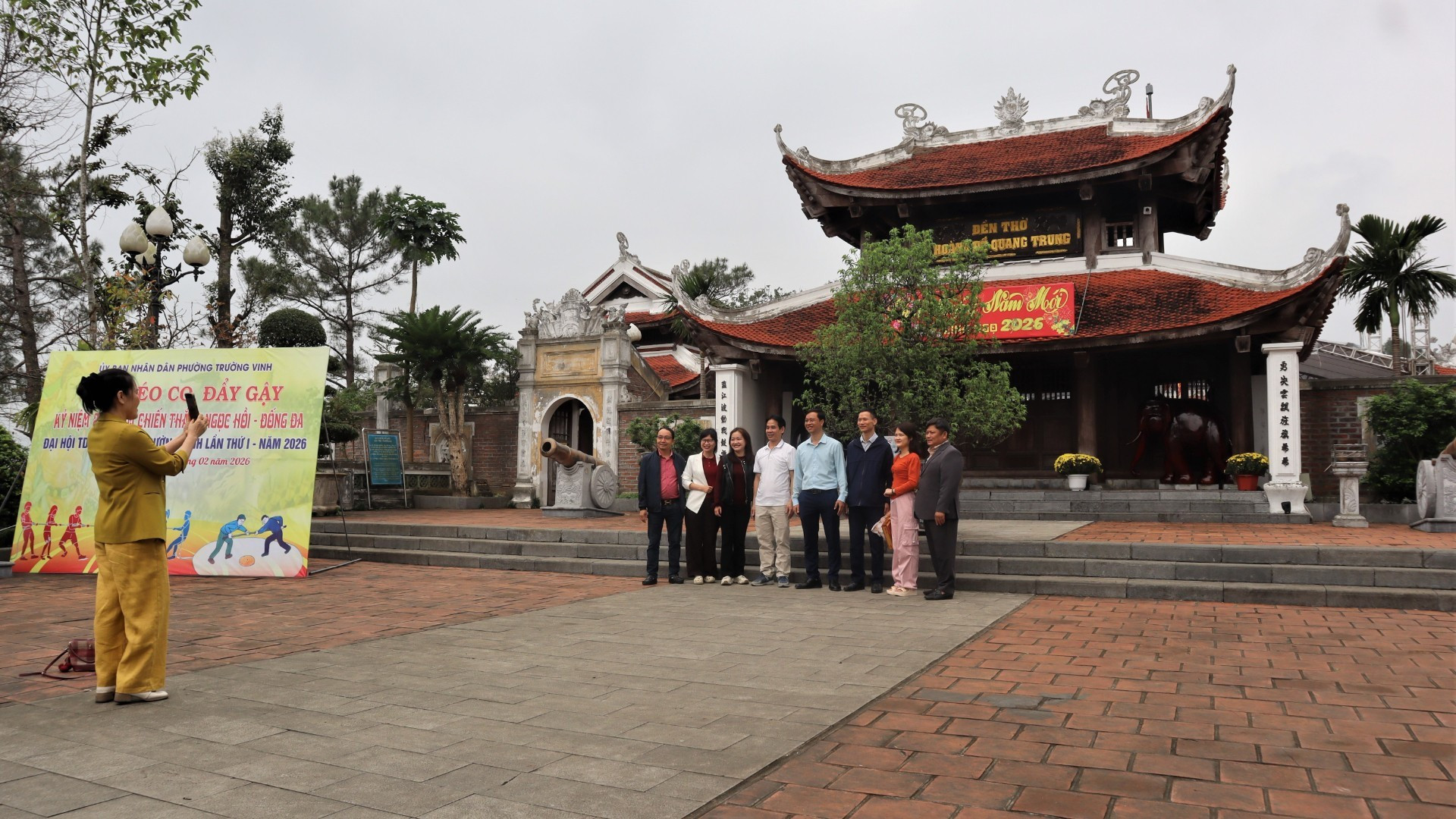 Туристы вместе запечатлевают мгновения посещения храма императора Куанг Чунга, совершая паломничество и весеннюю прогулку.