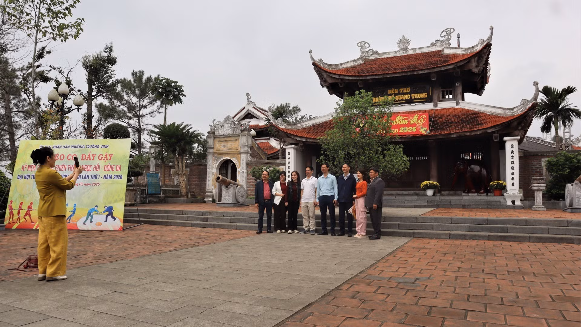 Туристы вместе запечатлевают мгновения посещения храма императора Куанг Чунга, совершая паломничество и весеннюю прогулку.