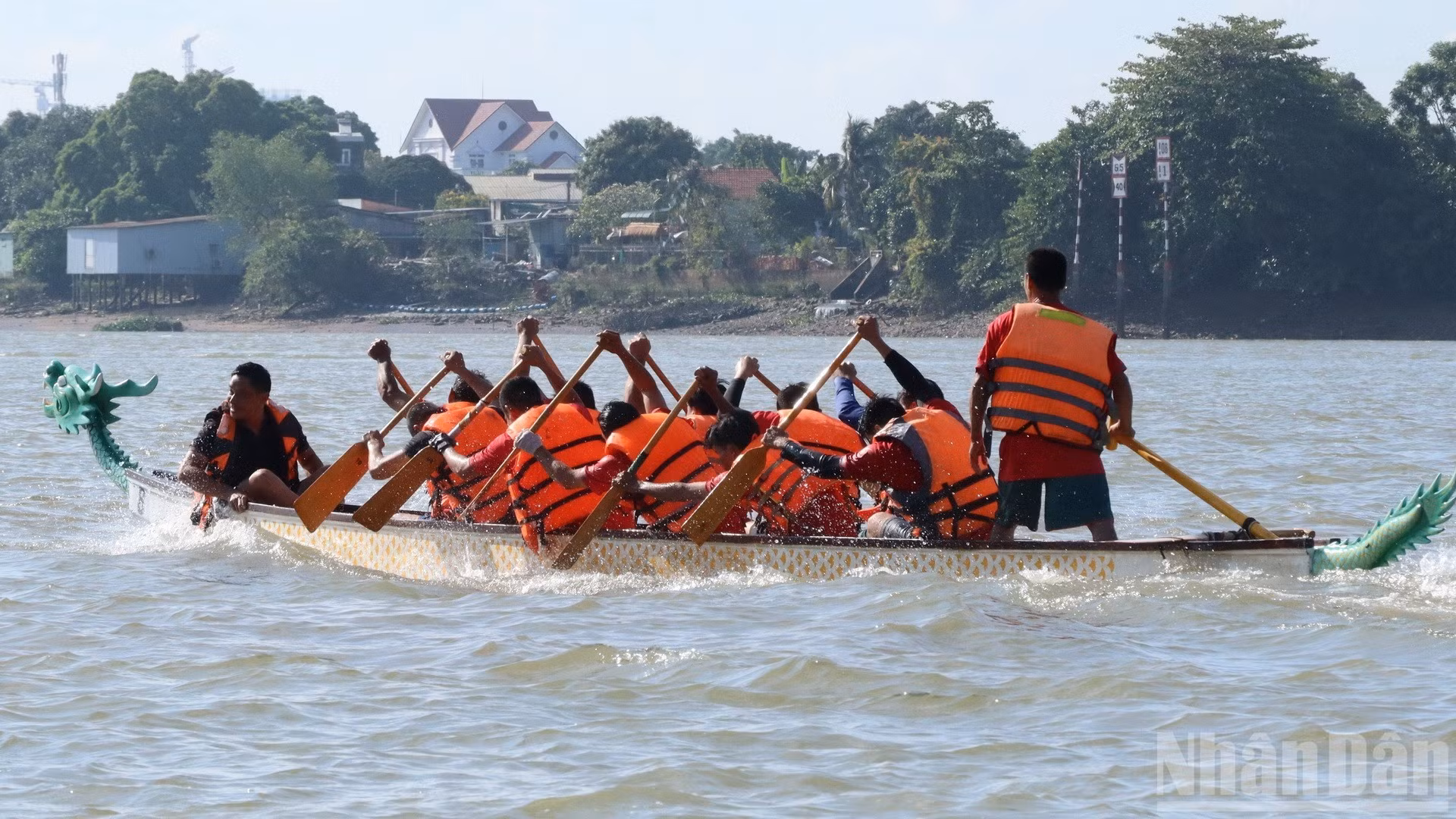 Экипажи прилагают все усилия на финише финального заезда на дистанции 500 метров.