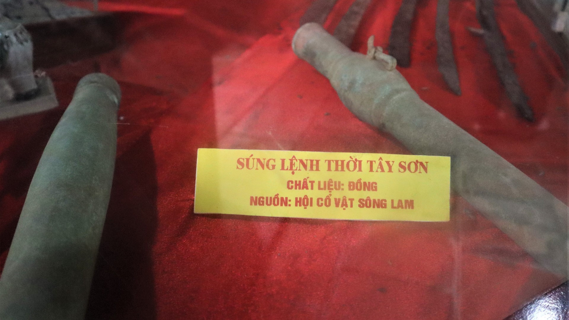 Экспонаты представлены внутри храма.