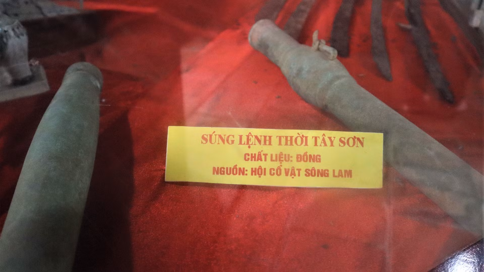 Экспонаты представлены внутри храма.