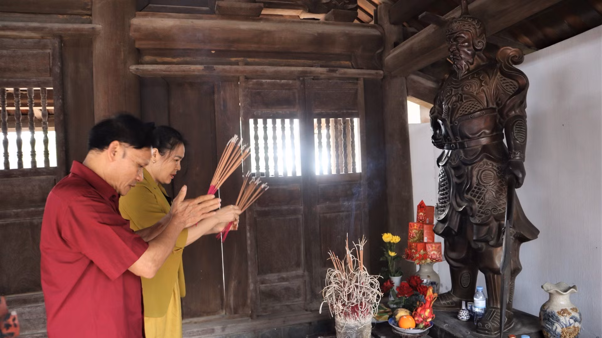 Ежегодно в храме отмечаются два главных памятных дня: 29-й день седьмого месяца по лунному календарю – день поминовения императора Куанг Чунга, и пятый день первого лунного месяца – день победы Нгокхой-Донгда.