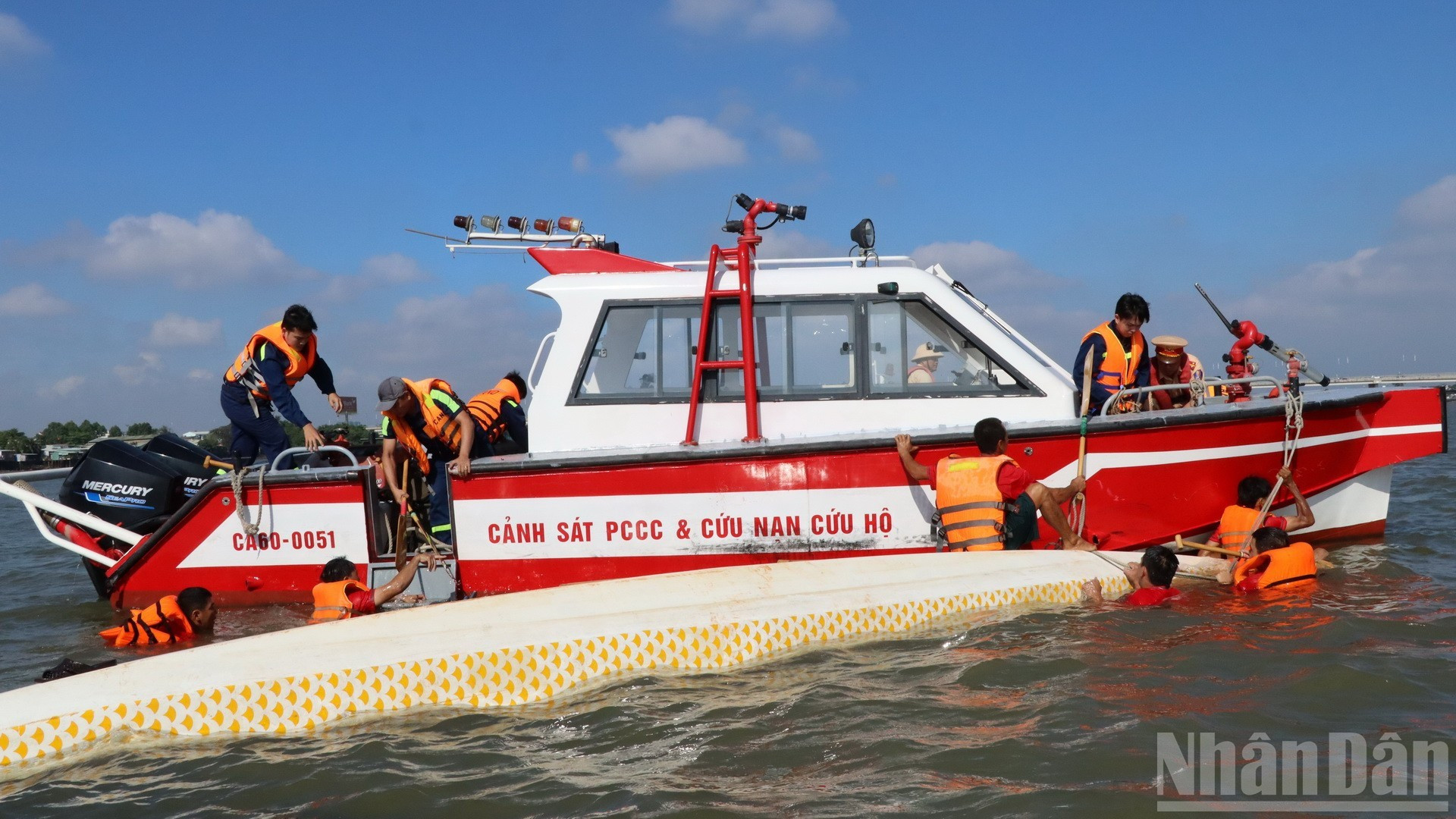 Сотрудники оперативно подходят к месту инцидента и доставляют спортсменов на берег в безопасности.