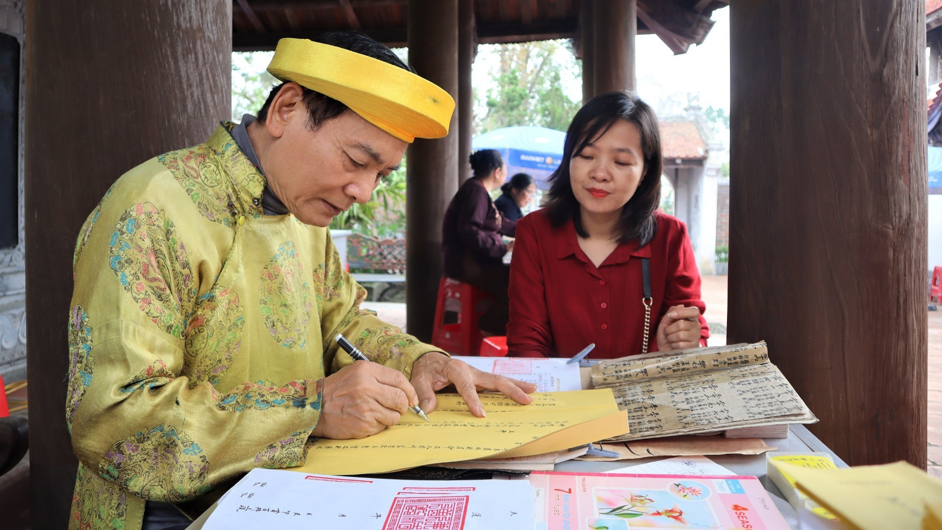 Посетители подают прошения о мире и благополучии в начале года.