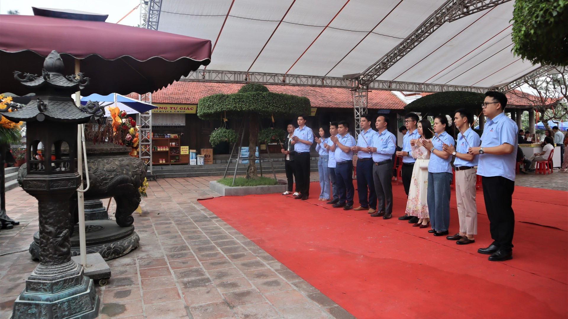 Многочисленные паломники и туристы со всех уголков страны приходят в храм с подношениями и благовониями.