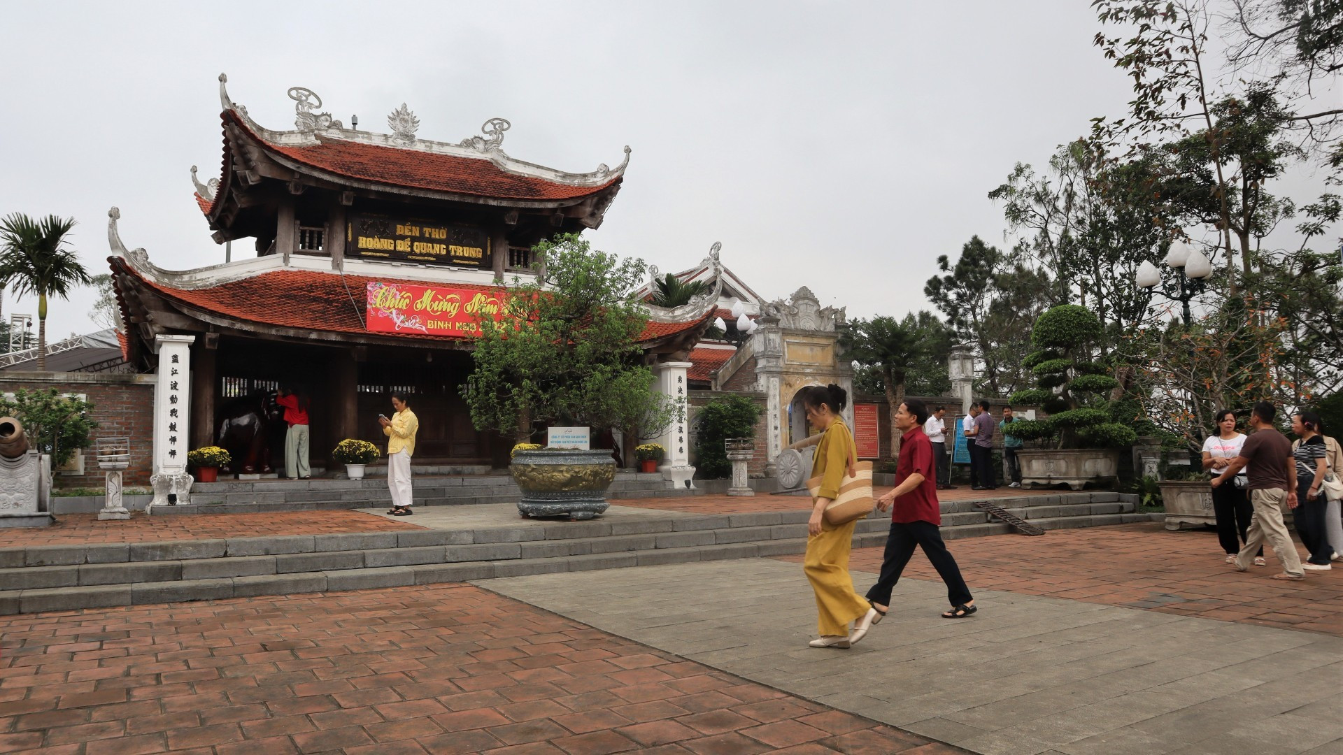 Храмовый комплекс имеет крупные масштабы, просторную территорию и красивую архитектуру. Он включает нижний, средний и верхний храмы, левый и правый флигели, тройные ворота тамкуан, ритуальные предметы для жертвоприношений и церемоний, реставрированные в соответствии с культурой эпохи династии Нгуен.