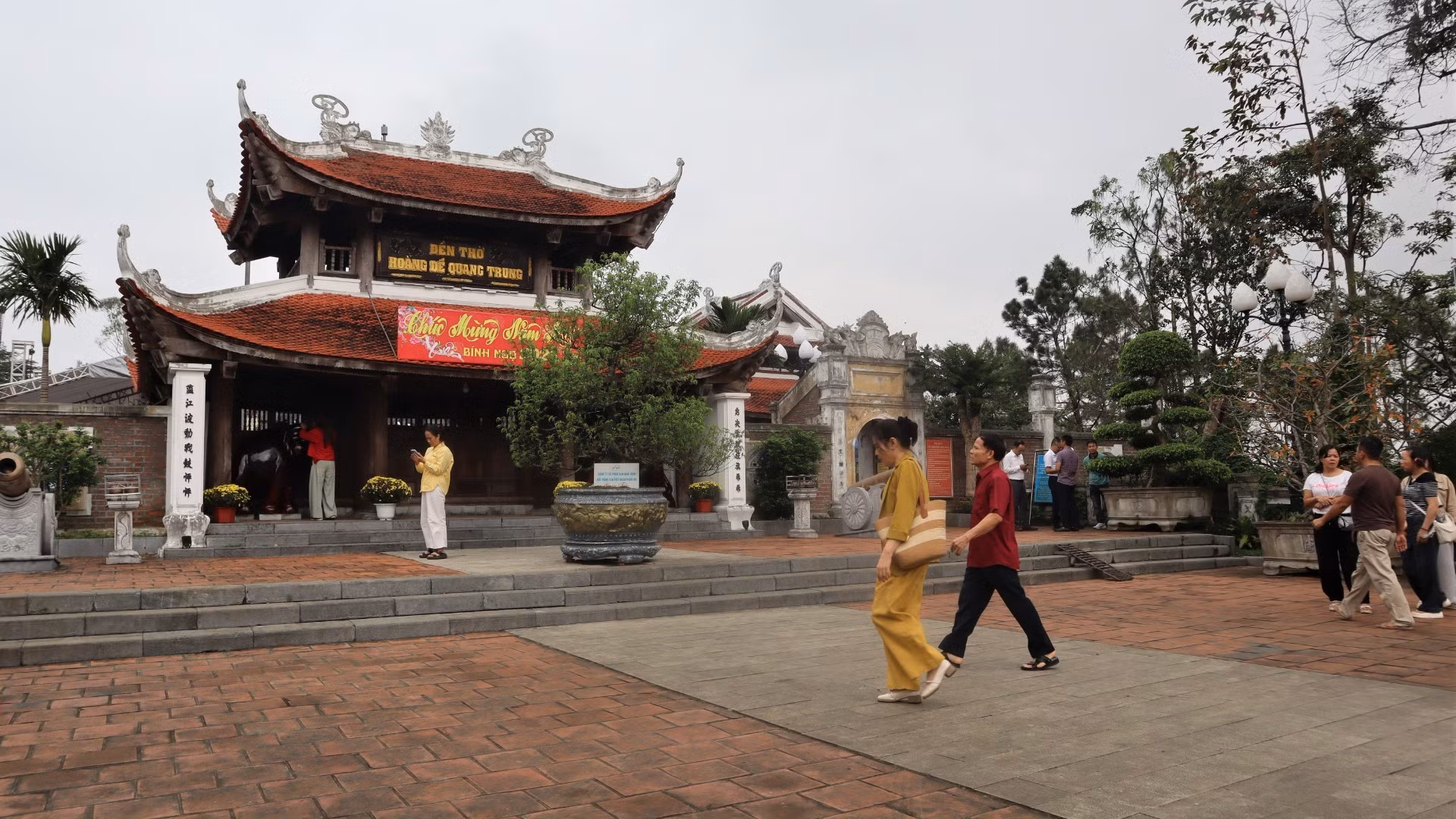 Храмовый комплекс имеет крупные масштабы, просторную территорию и красивую архитектуру. Он включает нижний, средний и верхний храмы, левый и правый флигели, тройные ворота тамкуан, ритуальные предметы для жертвоприношений и церемоний, реставрированные в соответствии с культурой эпохи династии Нгуен.