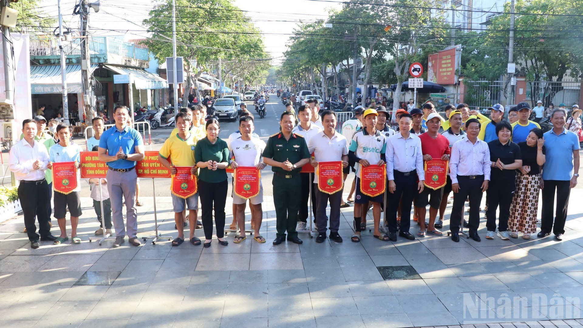 Оргкомитет вручает памятные флаги представителям команд-участниц состязаний.