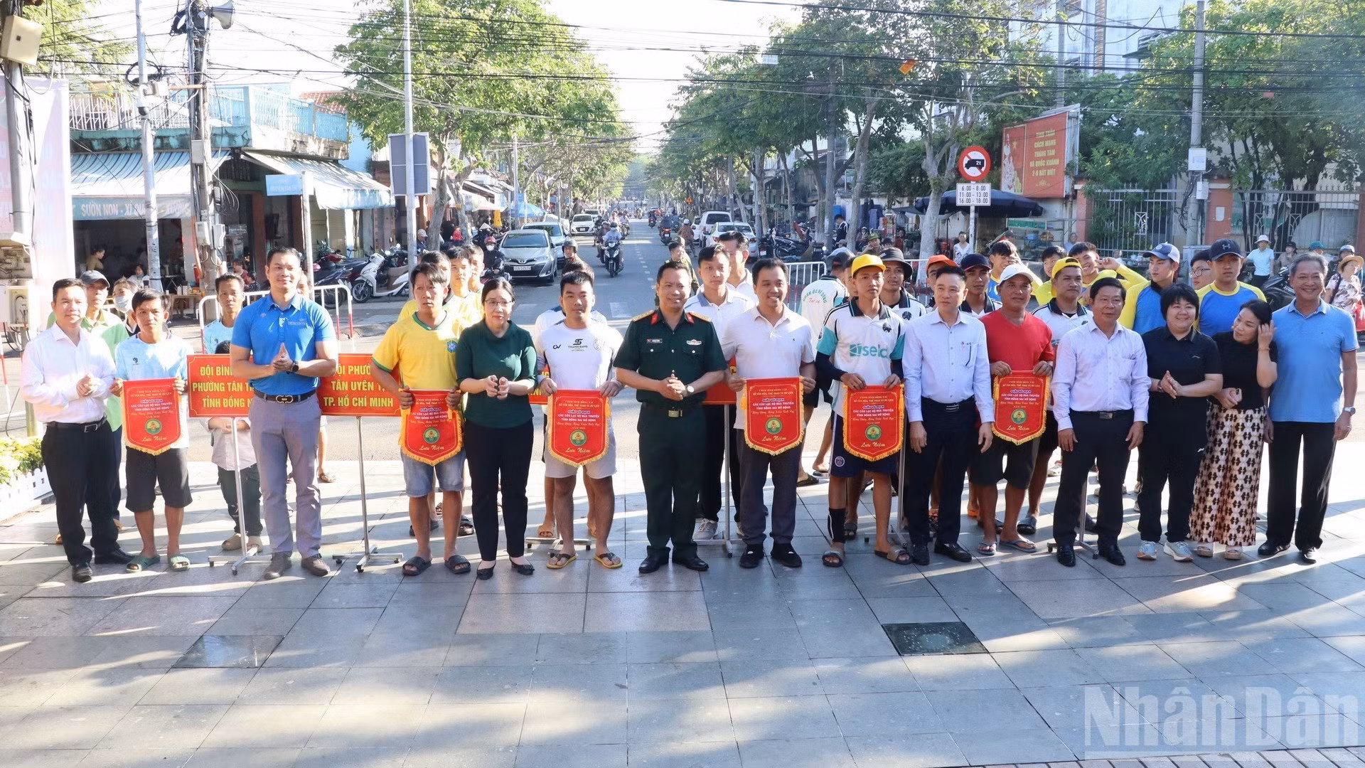 Оргкомитет вручает памятные флаги представителям команд-участниц состязаний.