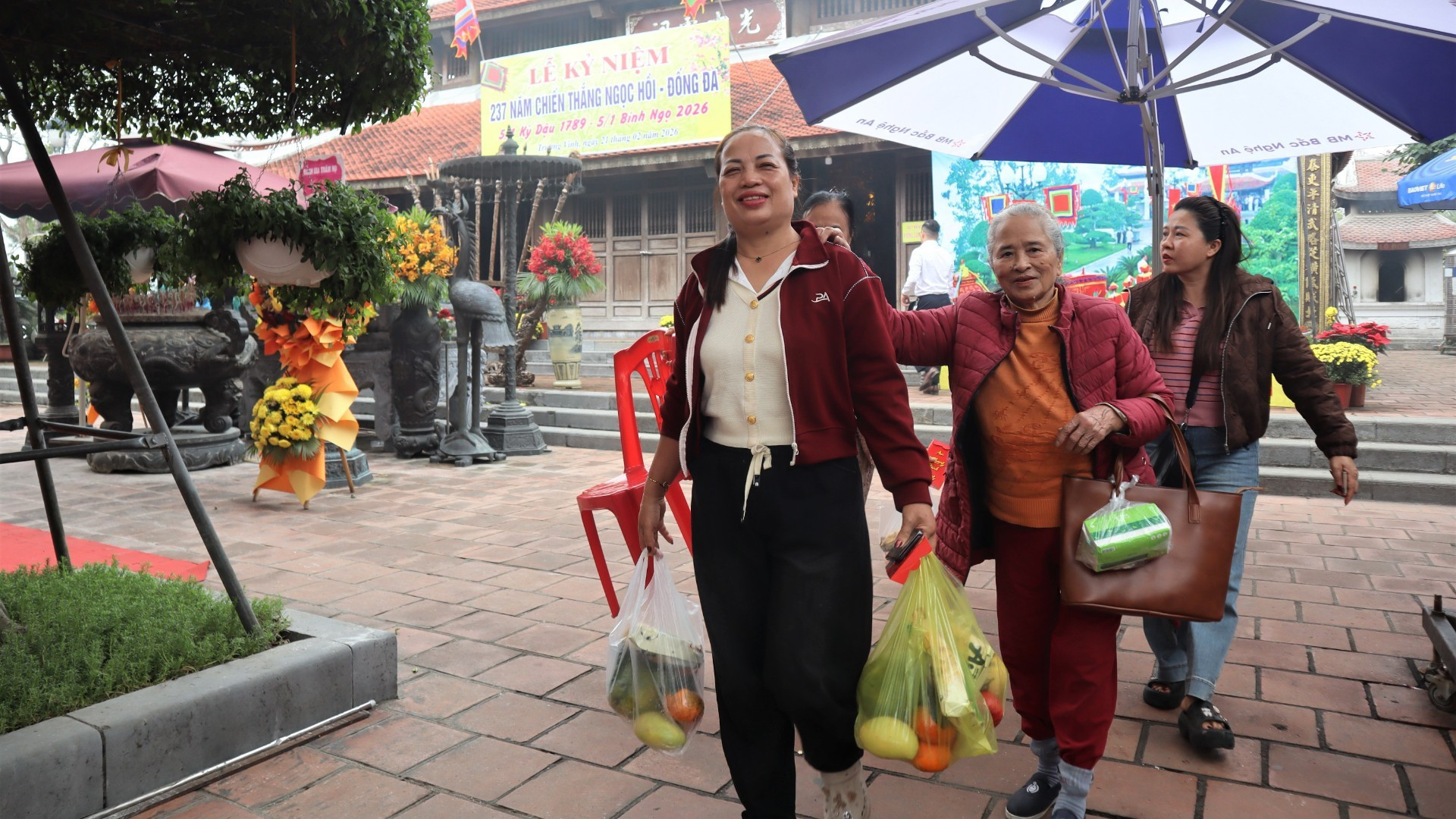 Люди и туристы разных возрастов приходят в храм, чтобы воскурить благовония.