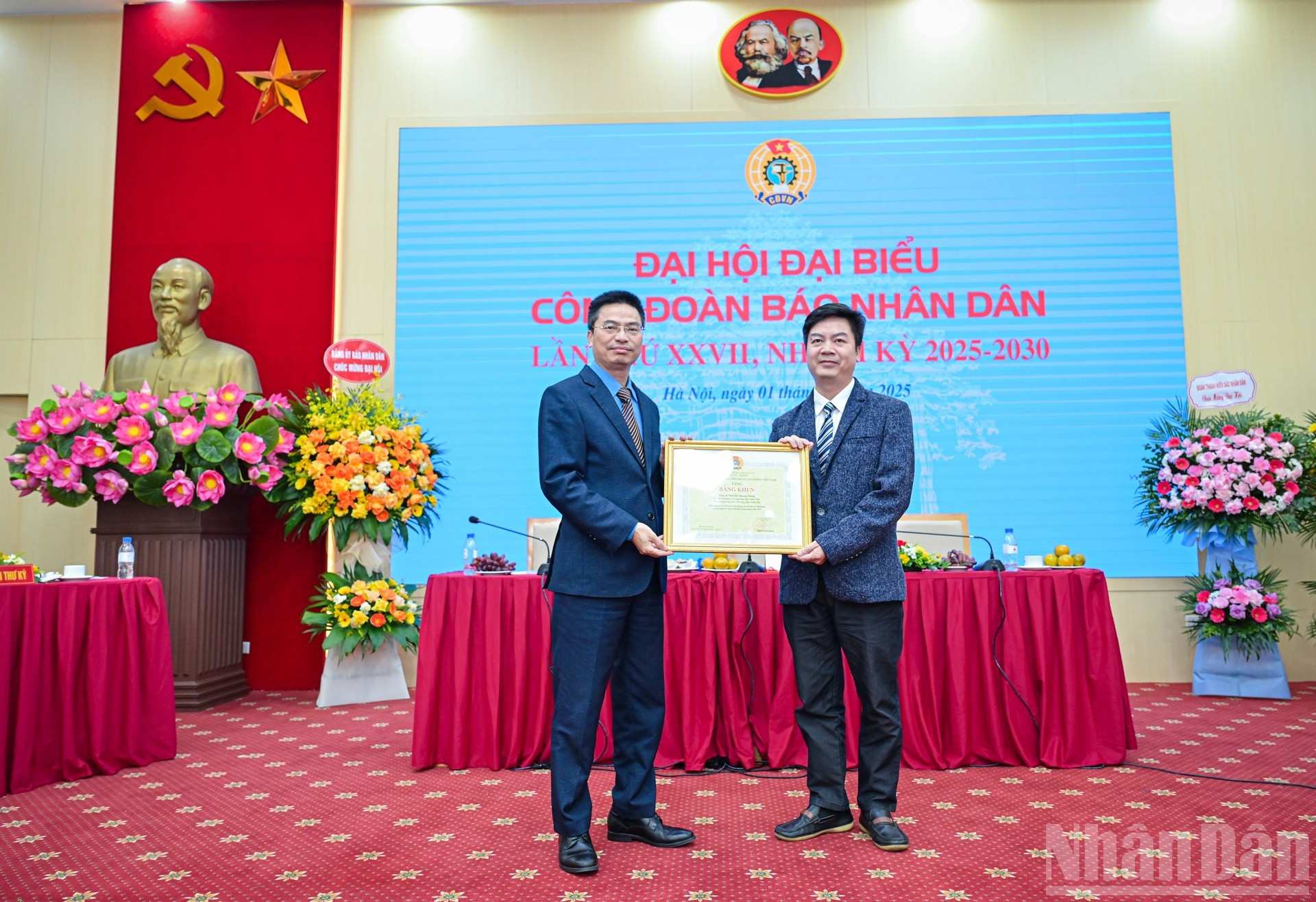 Постоянный заместитель председателя Профсоюза науки и технологий Вьетнама Фам Куанг Хыонг вручает почетную грамоту от Исполнительного комитета Всеобщей конфедерации труда Вьетнама заместителю заведующего тематическим отделом, члену Постоянного бюро Профсоюза газеты «Нянзан» Нгуен Куанг Хынгу за выдающиеся достижения в профсоюзной деятельности.