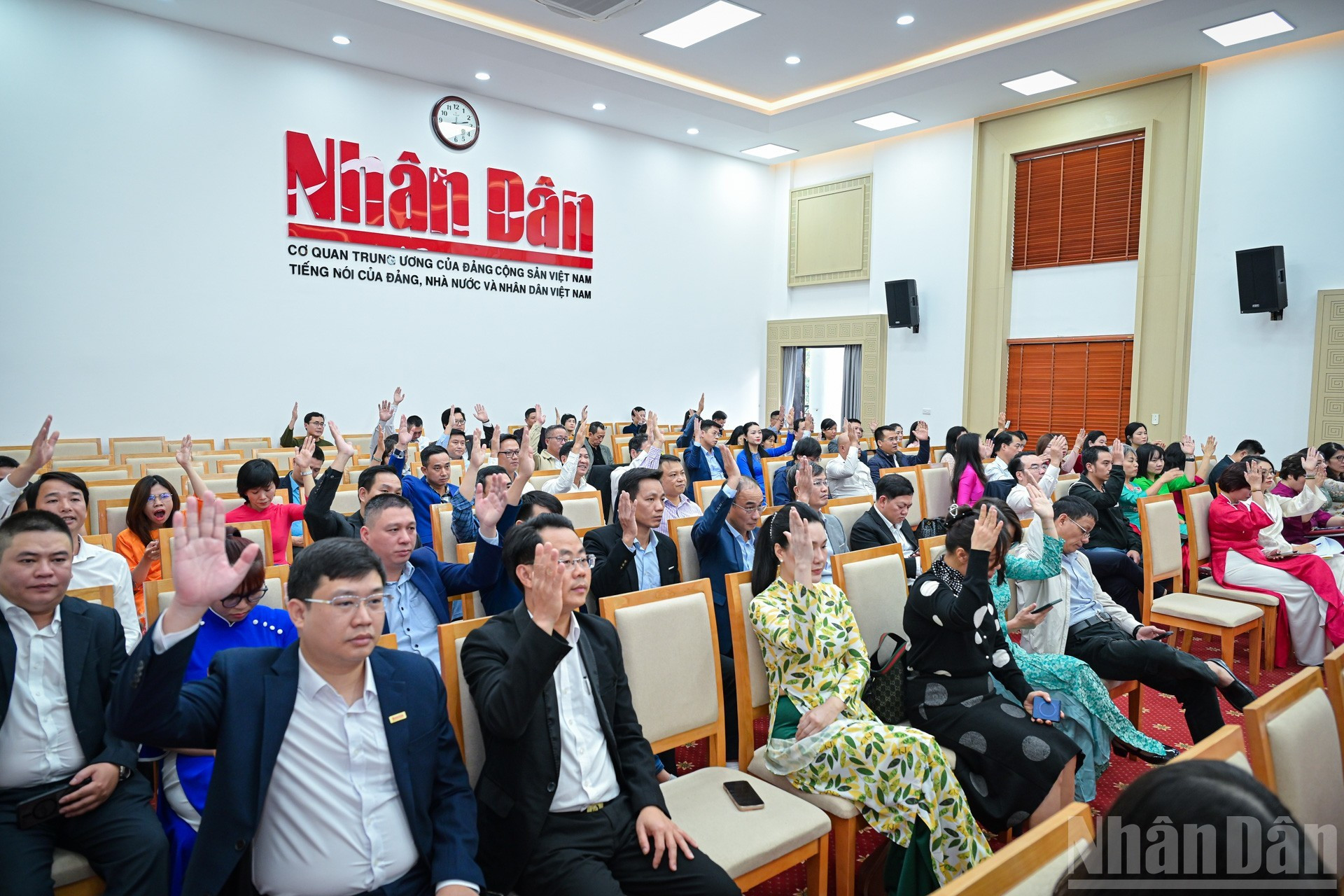 Делегаты голосуют по вопросам программы конференции.