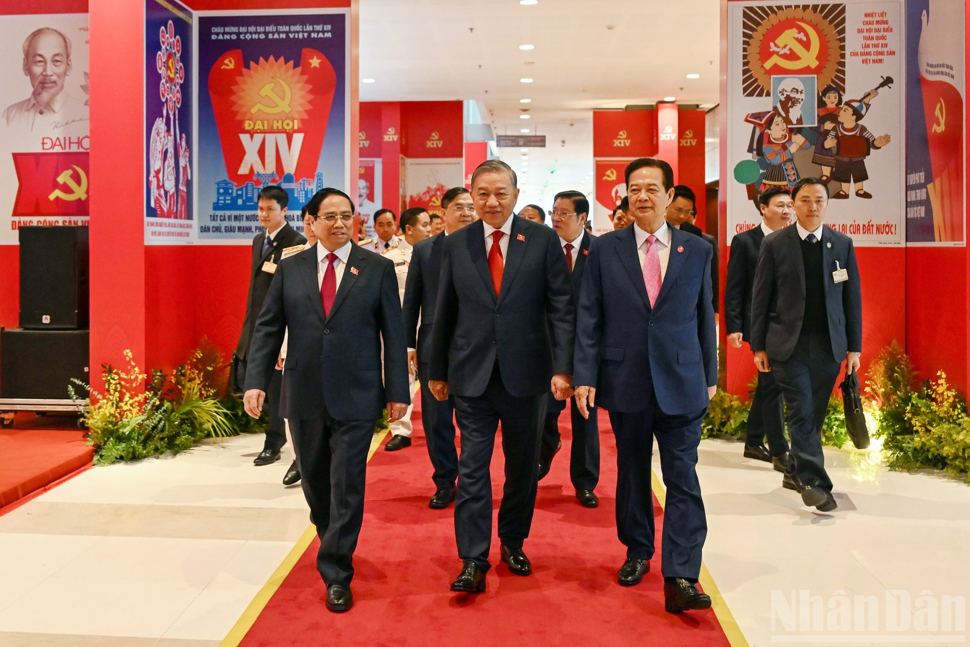 Генеральный секретарь ЦК КПВ То Лам, Премьер-министр Фам Минь Тьинь и делегаты прибывают на заключительное заседание. (Фото: Чан Хай)