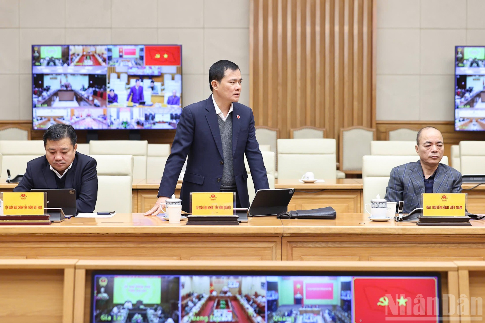 Председатель совета директоров, генеральный директор корпорации «Вьеттел» Тао Дык Тханг выступает на совещании.