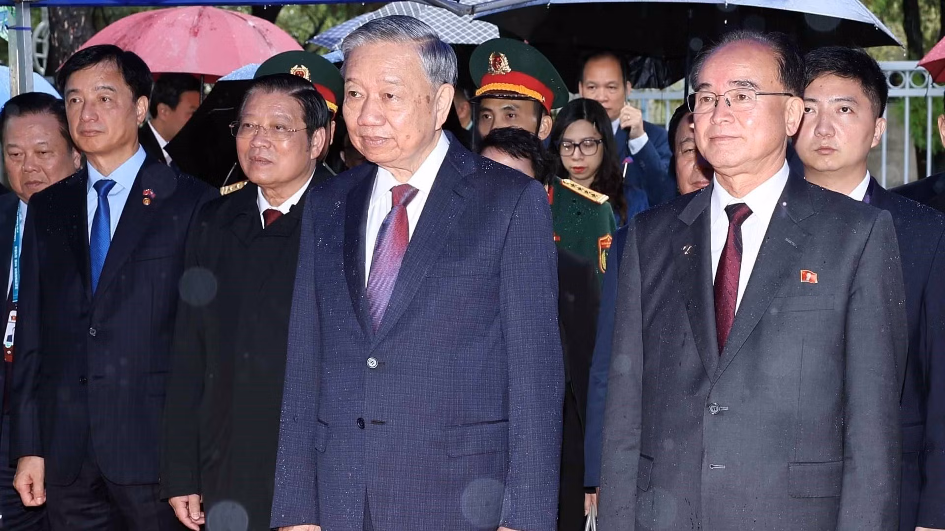 Генеральный секретарь ЦК КПВ То Лам принимает участие в церемонии открытия памятника Президенту Хо Ши Мину на территории Посольства Вьетнама в КНДР.