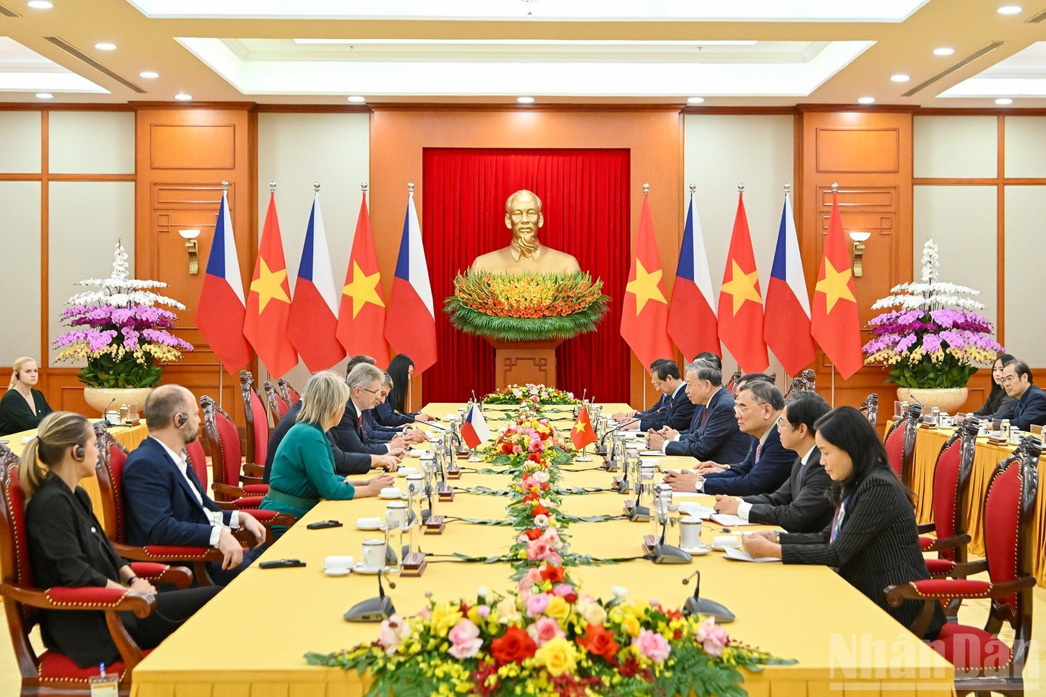 Общий вид приема в здании ЦК КПВ.