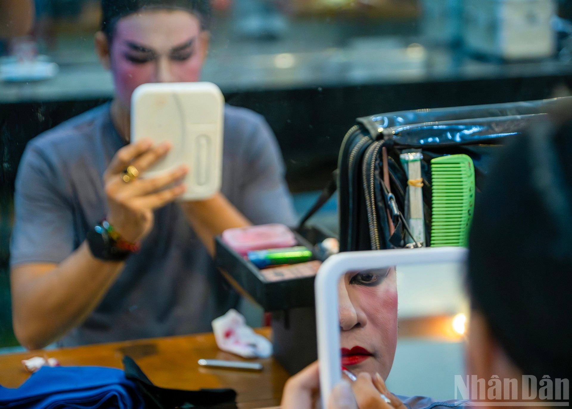 Роспись лица в «туонге» носит символический и высоко стилизованный характер, опираясь в основном на базовые линии и узоры.