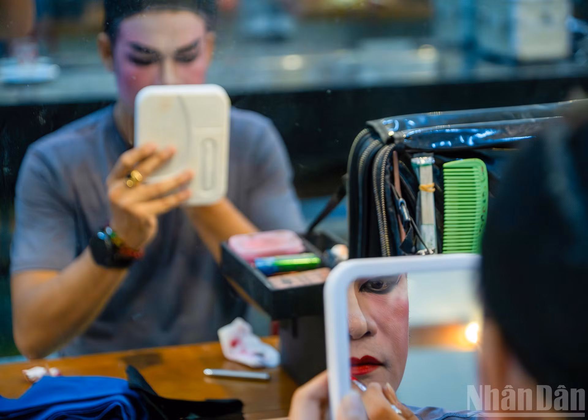 Роспись лица в «туонге» носит символический и высоко стилизованный характер, опираясь в основном на базовые линии и узоры.