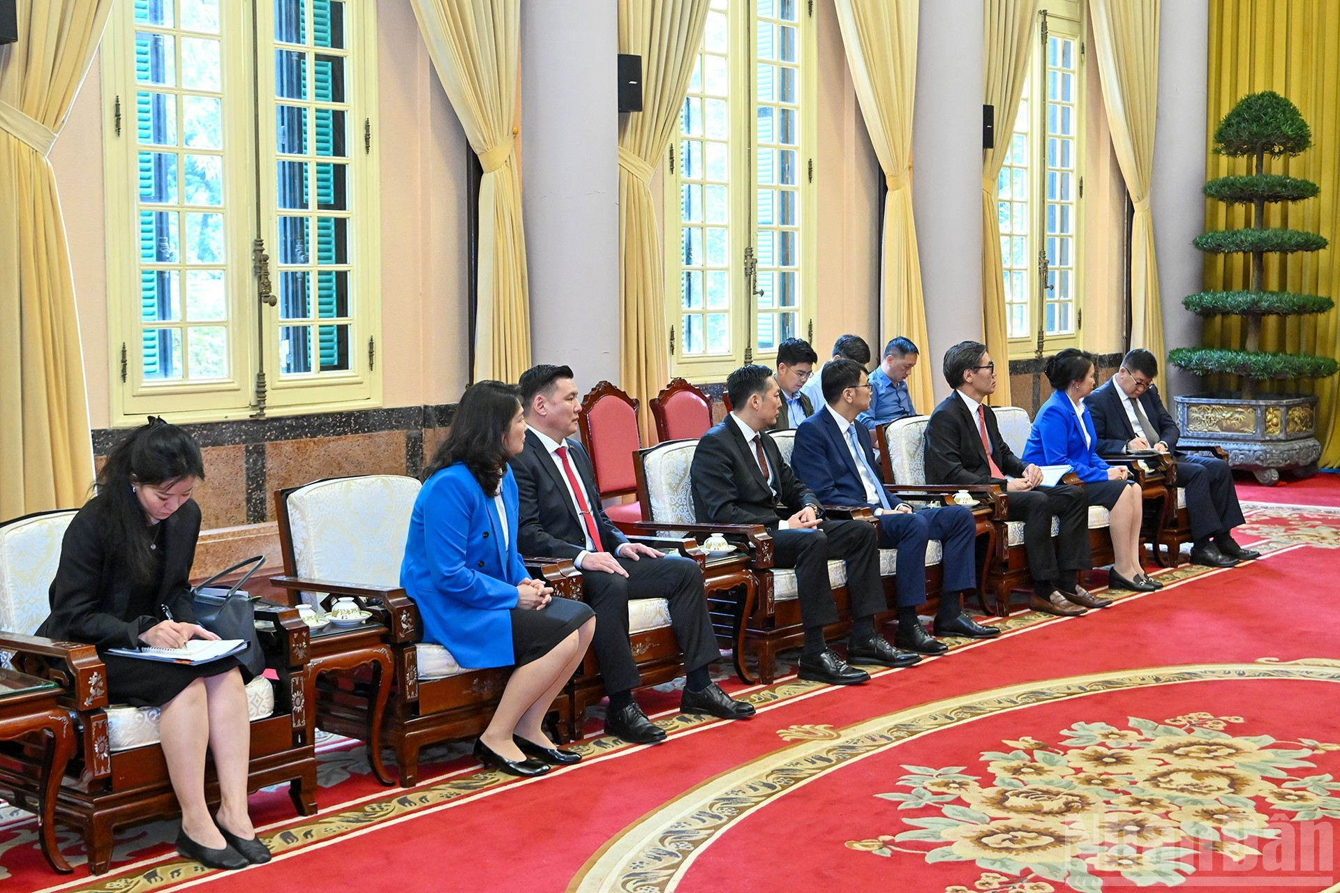 Делегаты, сопровождающие Председателя Верховного суда Монголии Ганзорига Дамдина, на приеме.