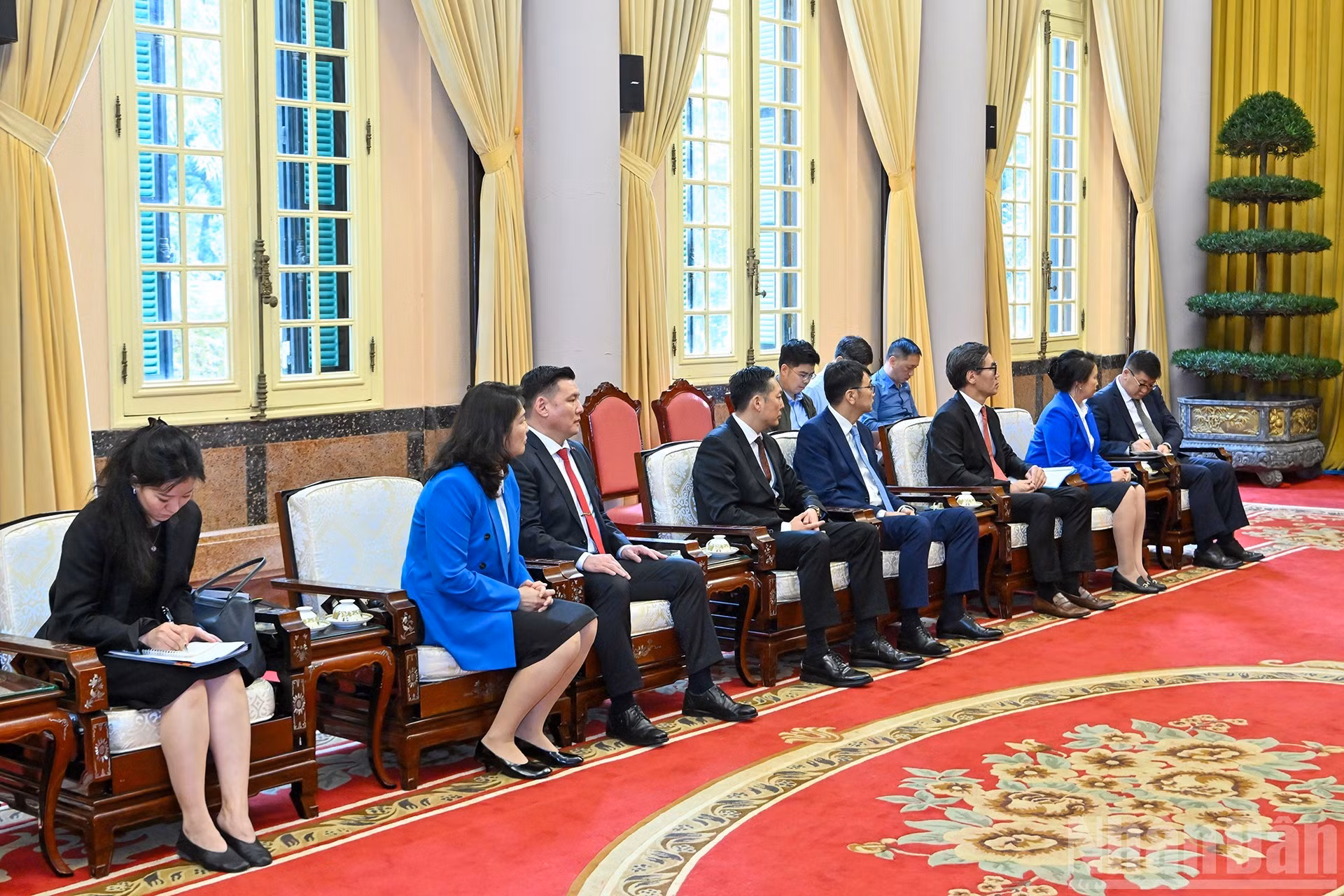 Делегаты, сопровождающие Председателя Верховного суда Монголии Ганзорига Дамдина, на приеме.