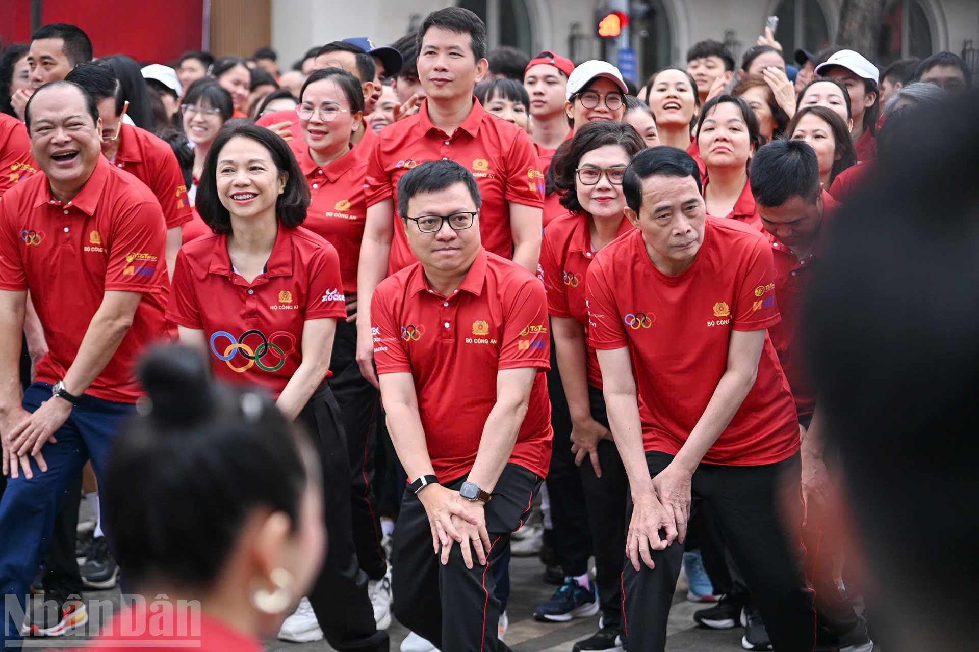 Делегаты проводят разминку перед стартом.